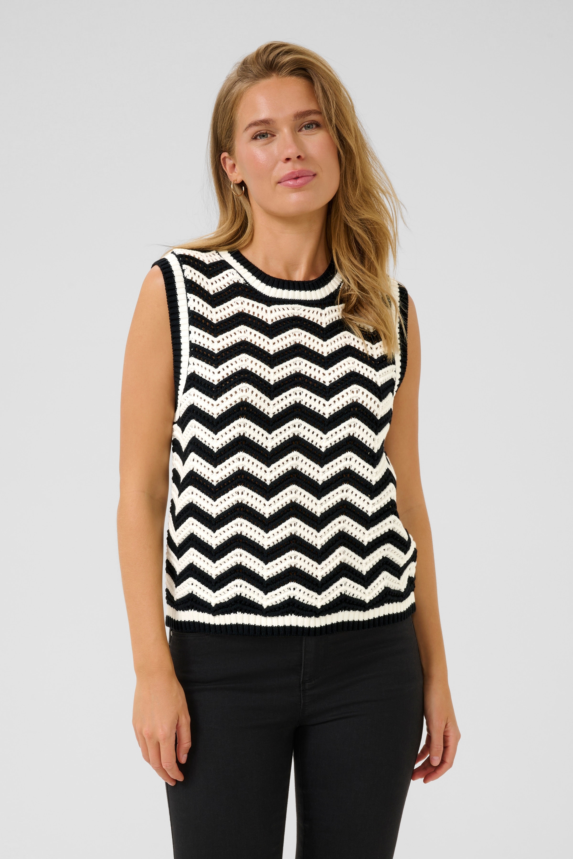 KAlaina Strikket vest LOOKBOOK FRONT 10509940-107435