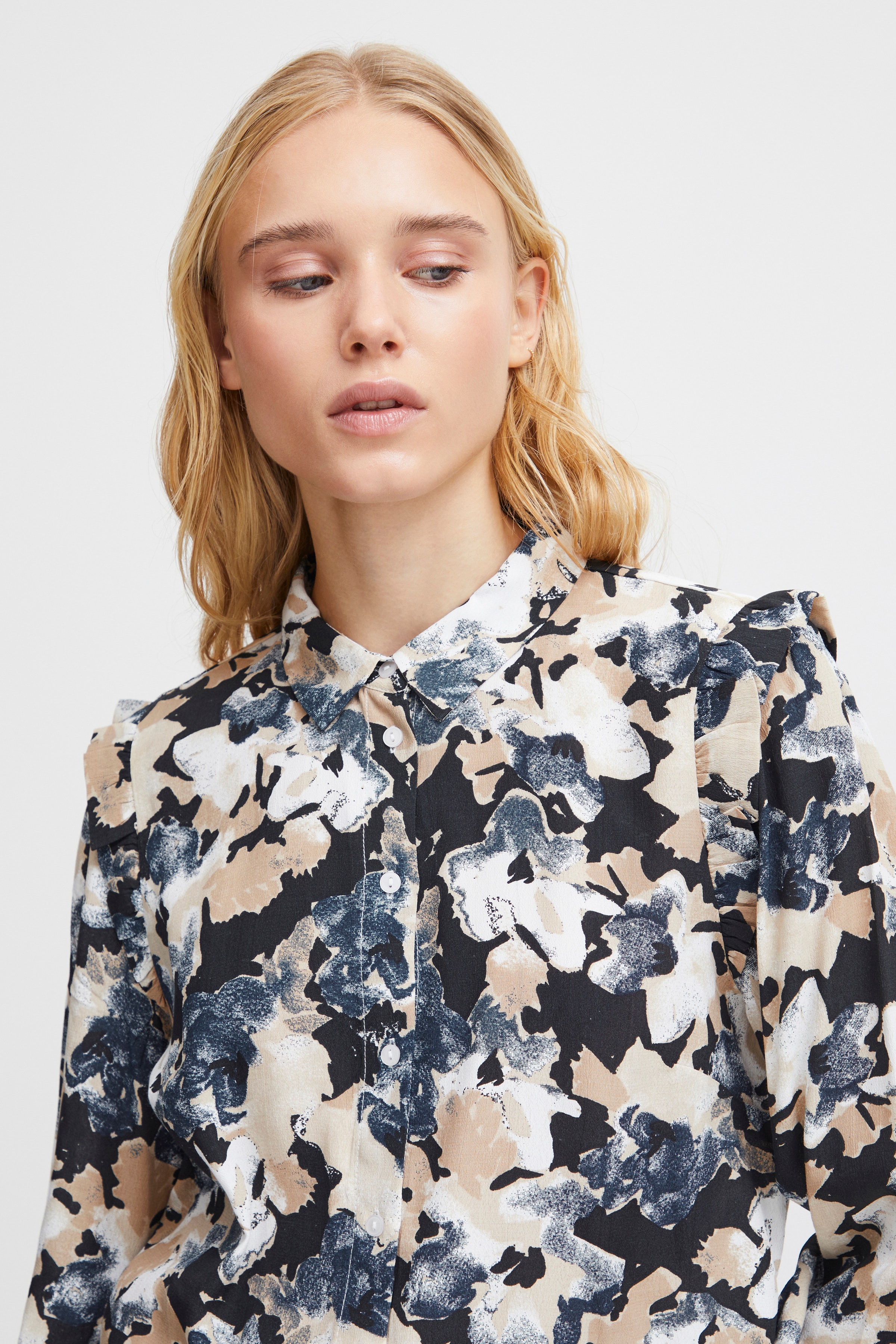 IHGANAVA Skjorte LOOKBOOK DETAIL 20120379-202749