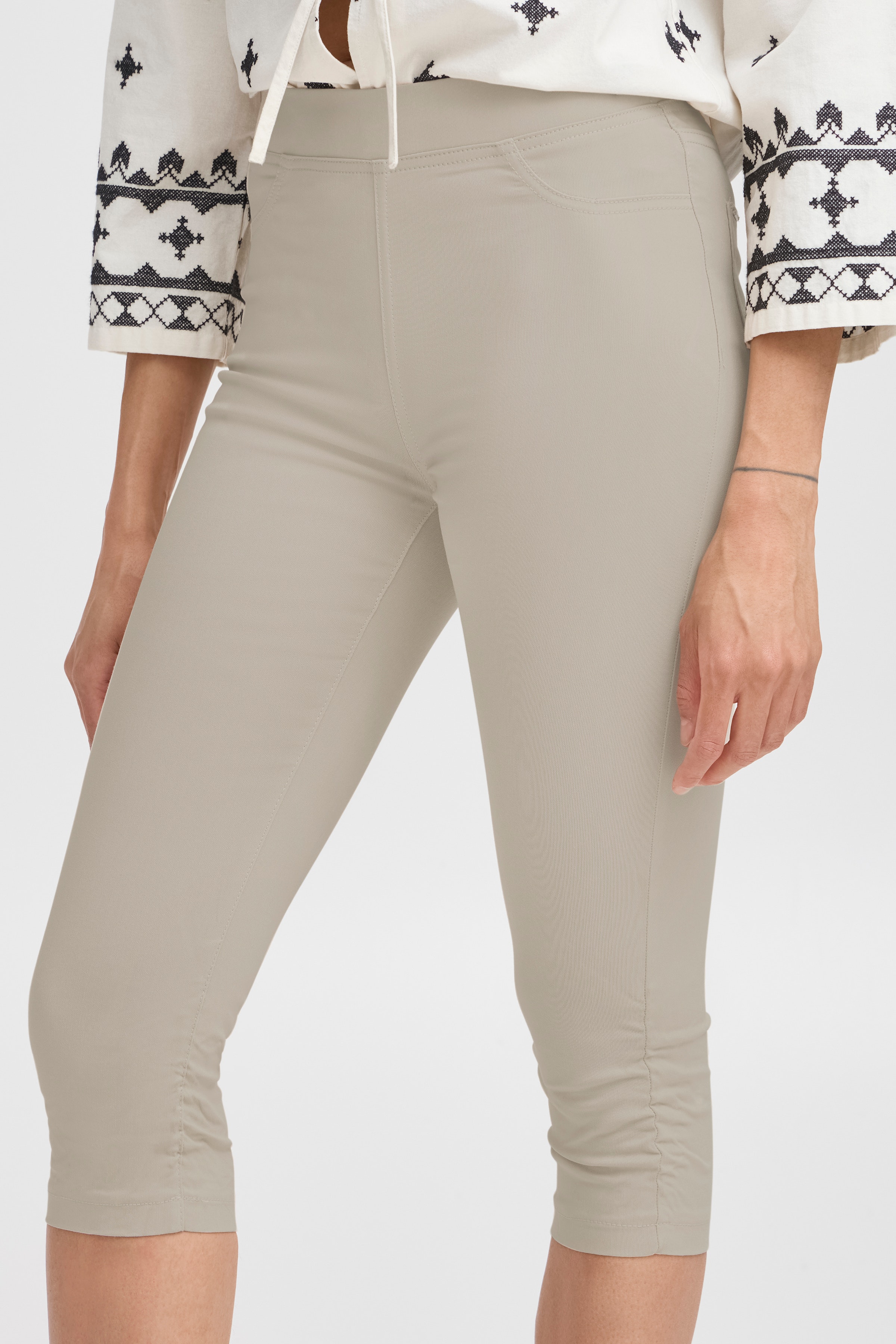 BYKEIRA Capri pants LOOKBOOK DETAIL 20805611-140708