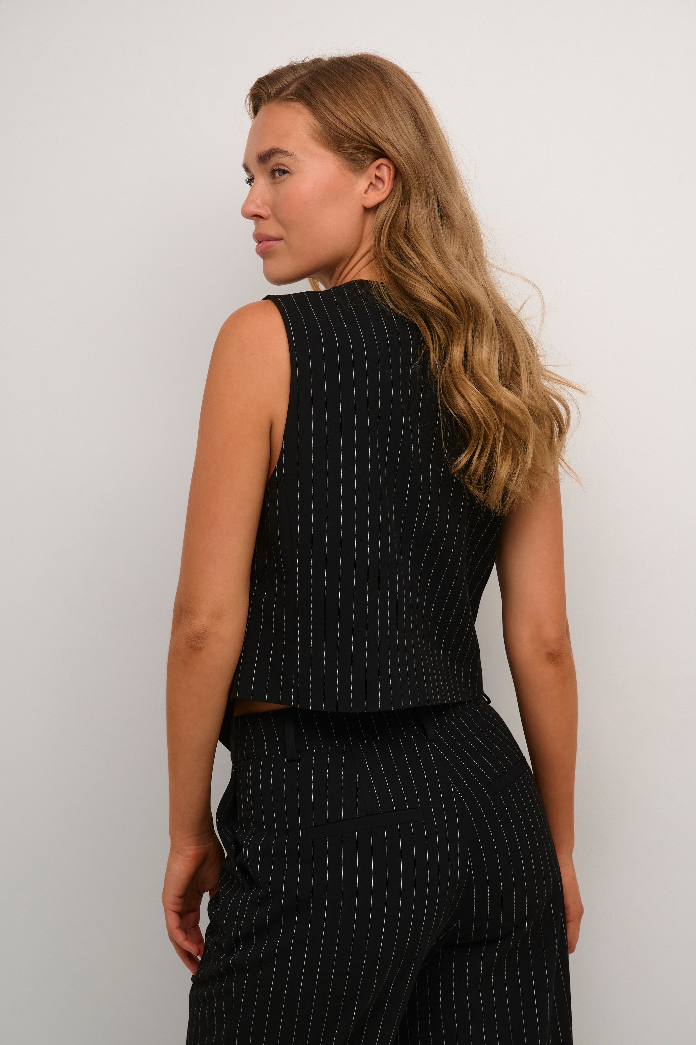 KAprilla Vest LOOKBOOK BACK 10552280-105367