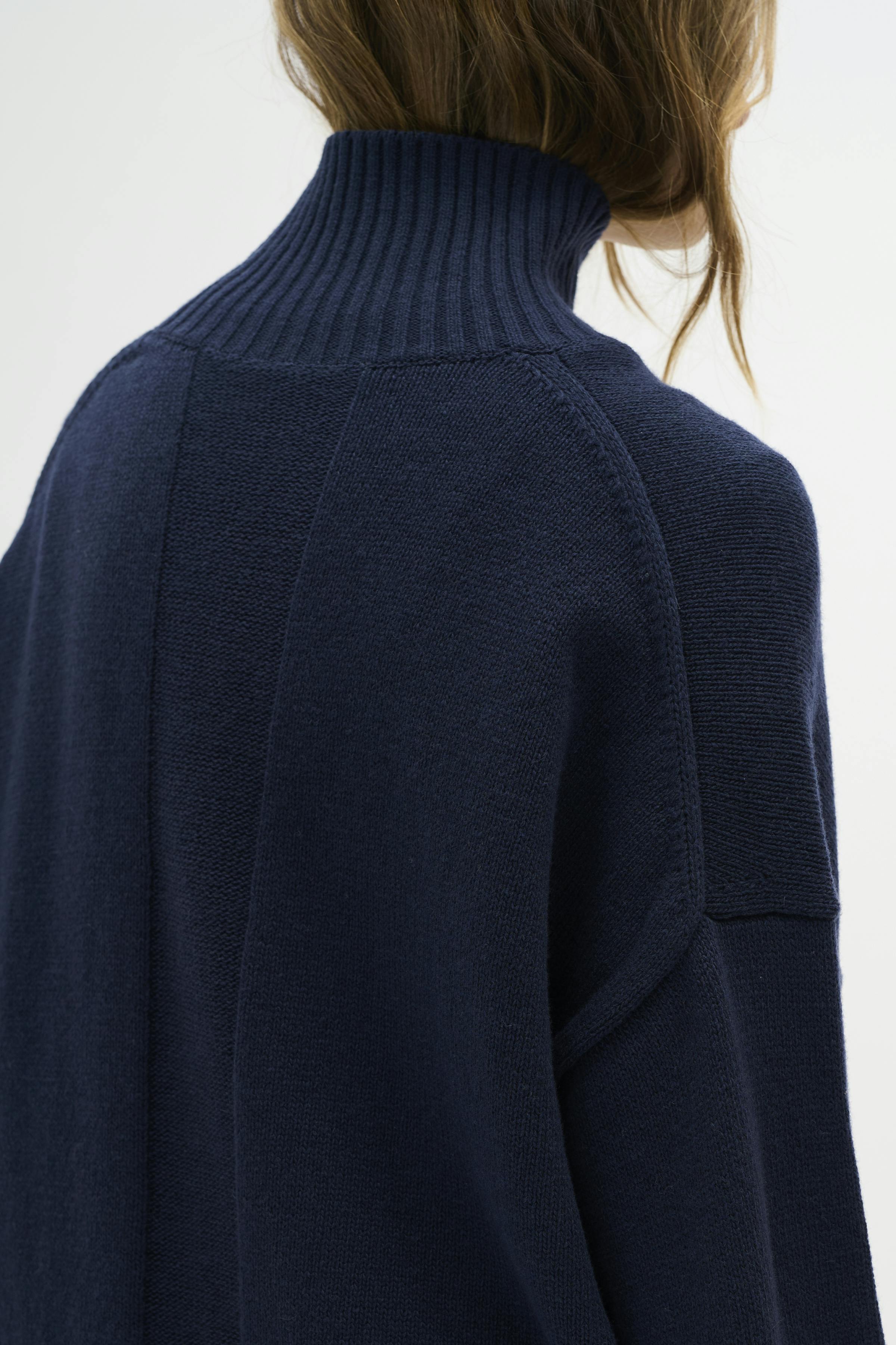 LisbonMW High Neck LOOKBOOK DETAIL 10704985-107018