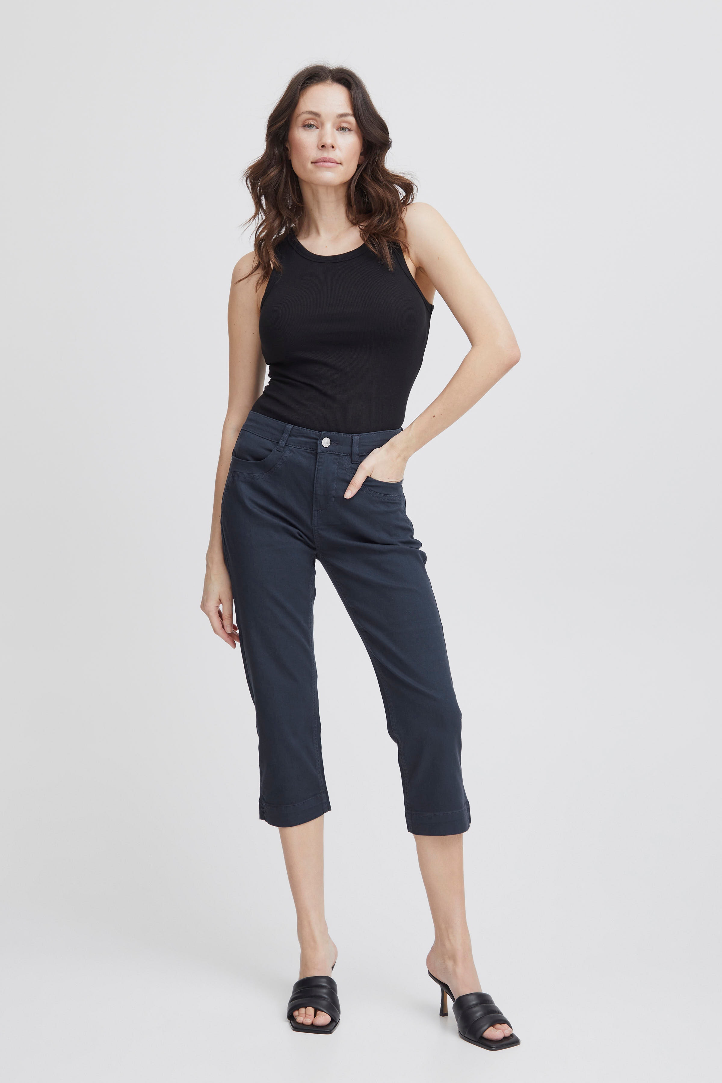 FRFOTWILL Capri pants LOOKBOOK FRONT 20610424-193923