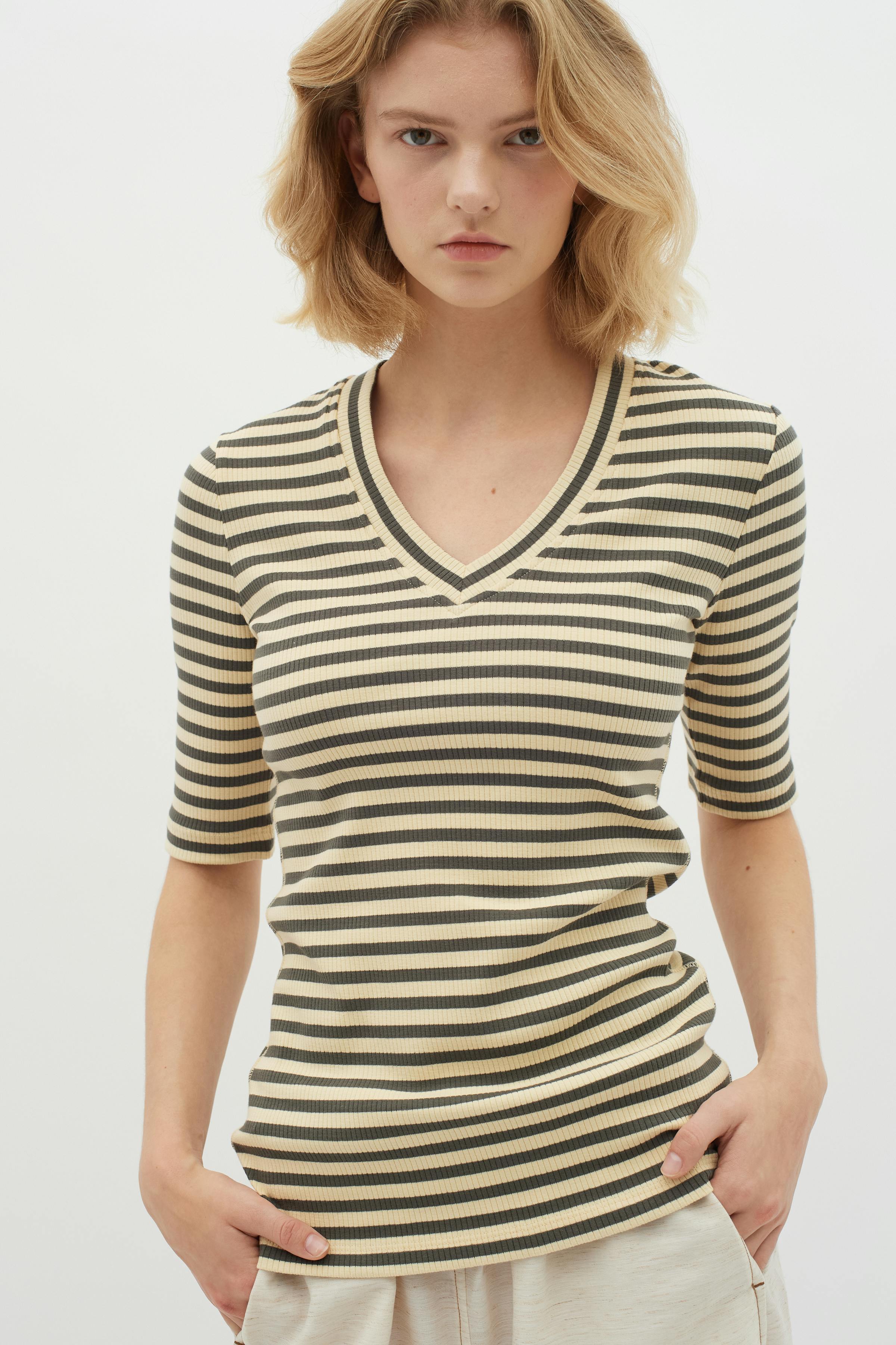 DagnaIW Striped V T-shirt LOOKBOOK FRONT 30107270-303054