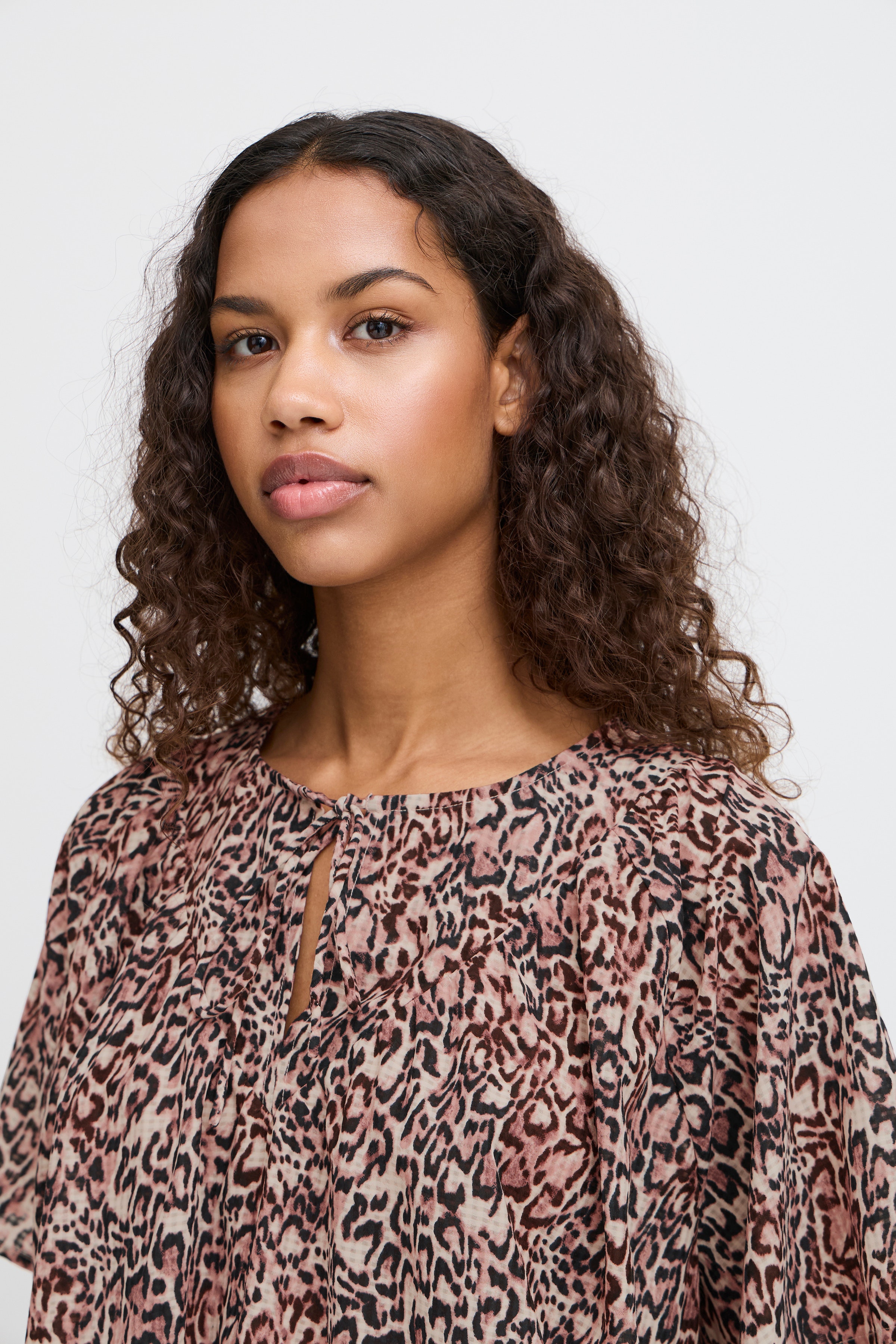 IHSAFARY Kortermet bluse LOOKBOOK DETAIL 20122346-203979