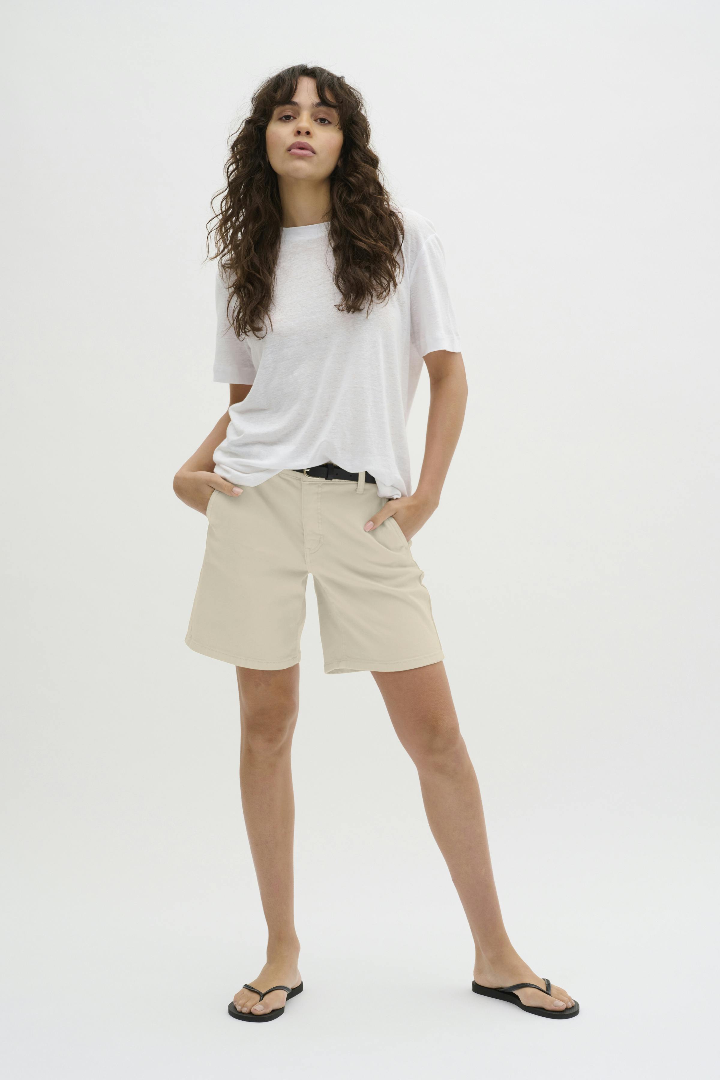 LaraMW Shorts LOOKBOOK FRONT 10704301-130905