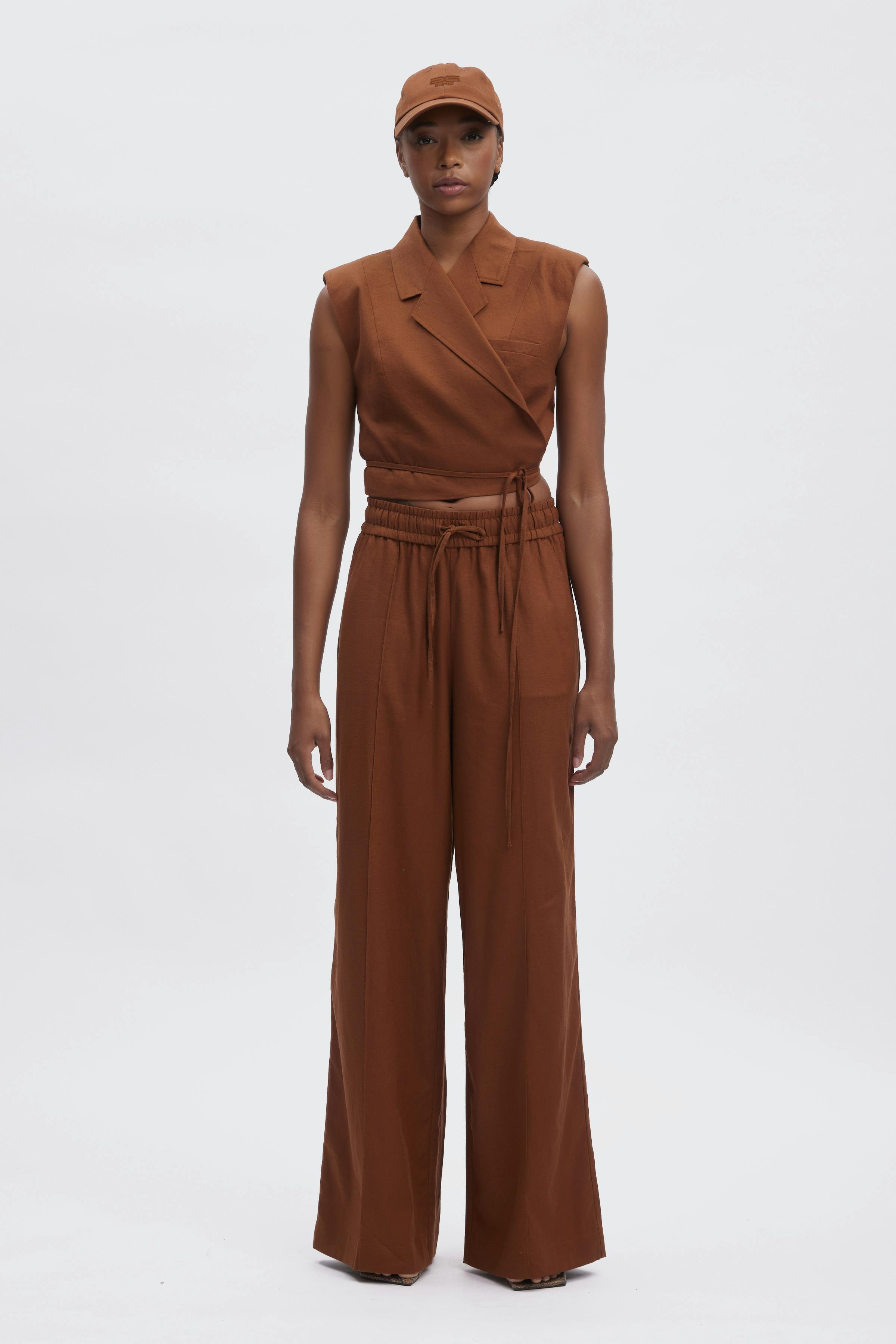 LeenaGZ Linen trousers LOOKBOOK FRONT 10909226-191227