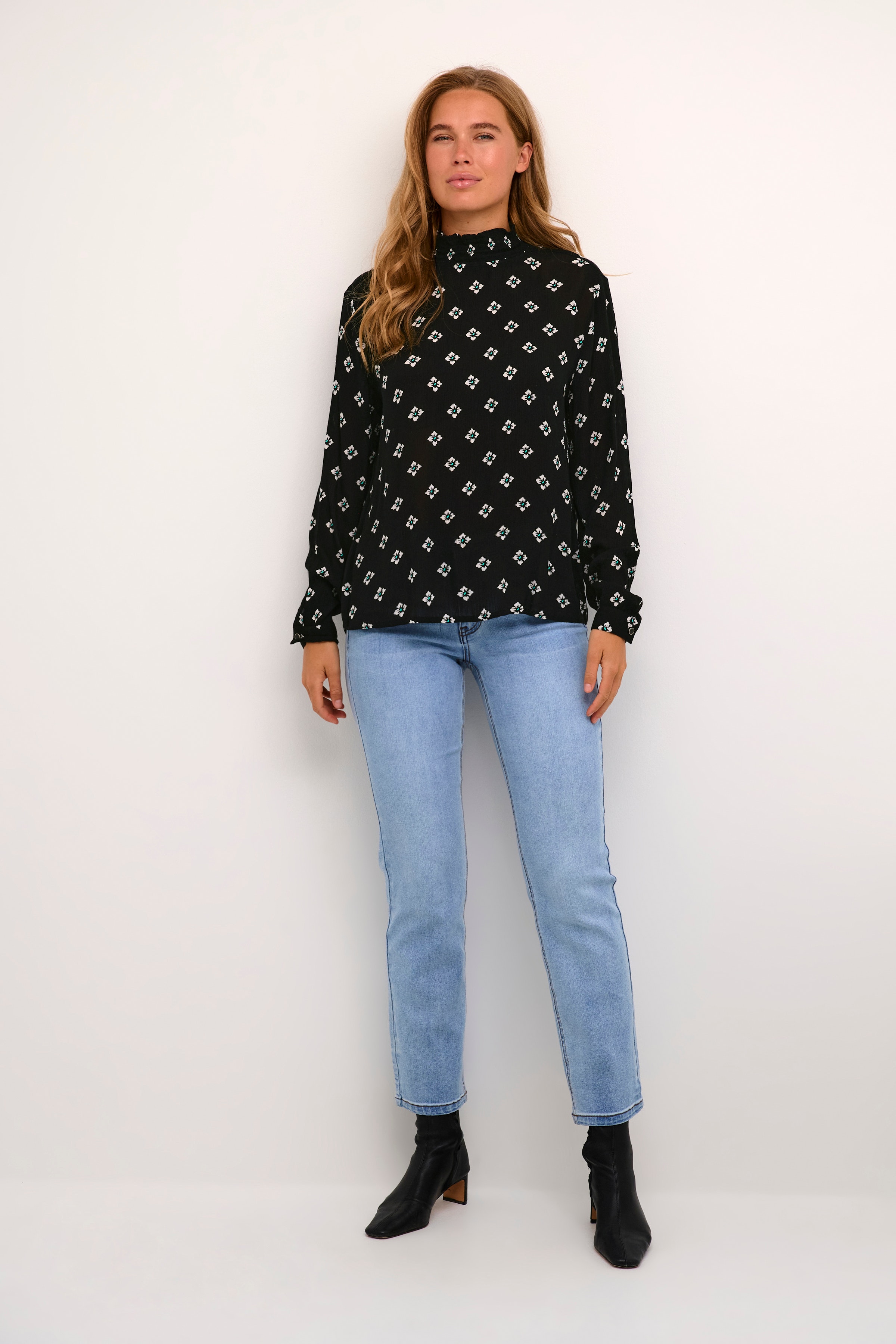 KAamber Bluse LOOKBOOK FRONT 10508258-105319