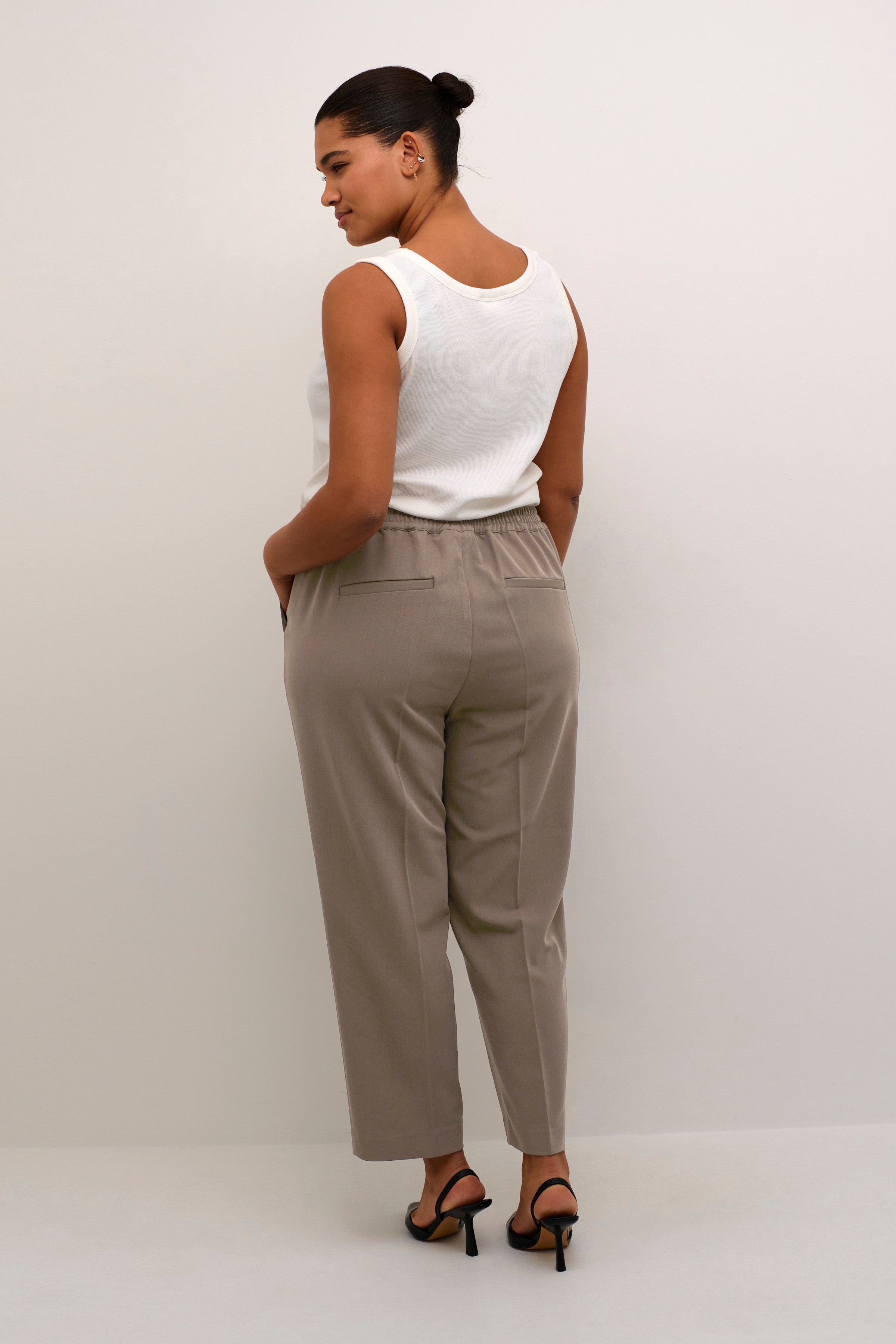 KCsakira Trousers LOOKBOOK BACK 10580650-190810