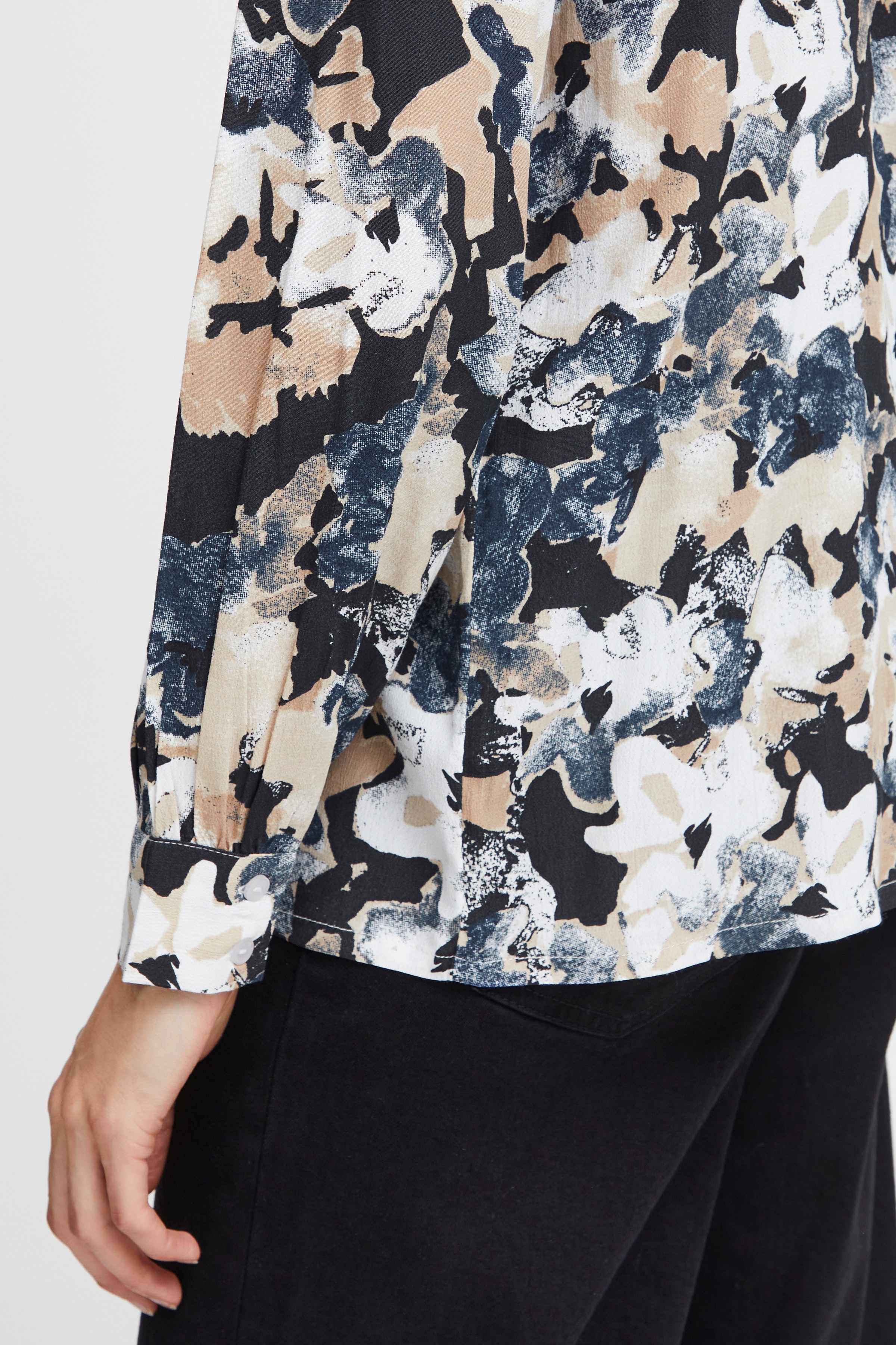 IHGANAVA Skjorte LOOKBOOK DETAIL 20120379-202749