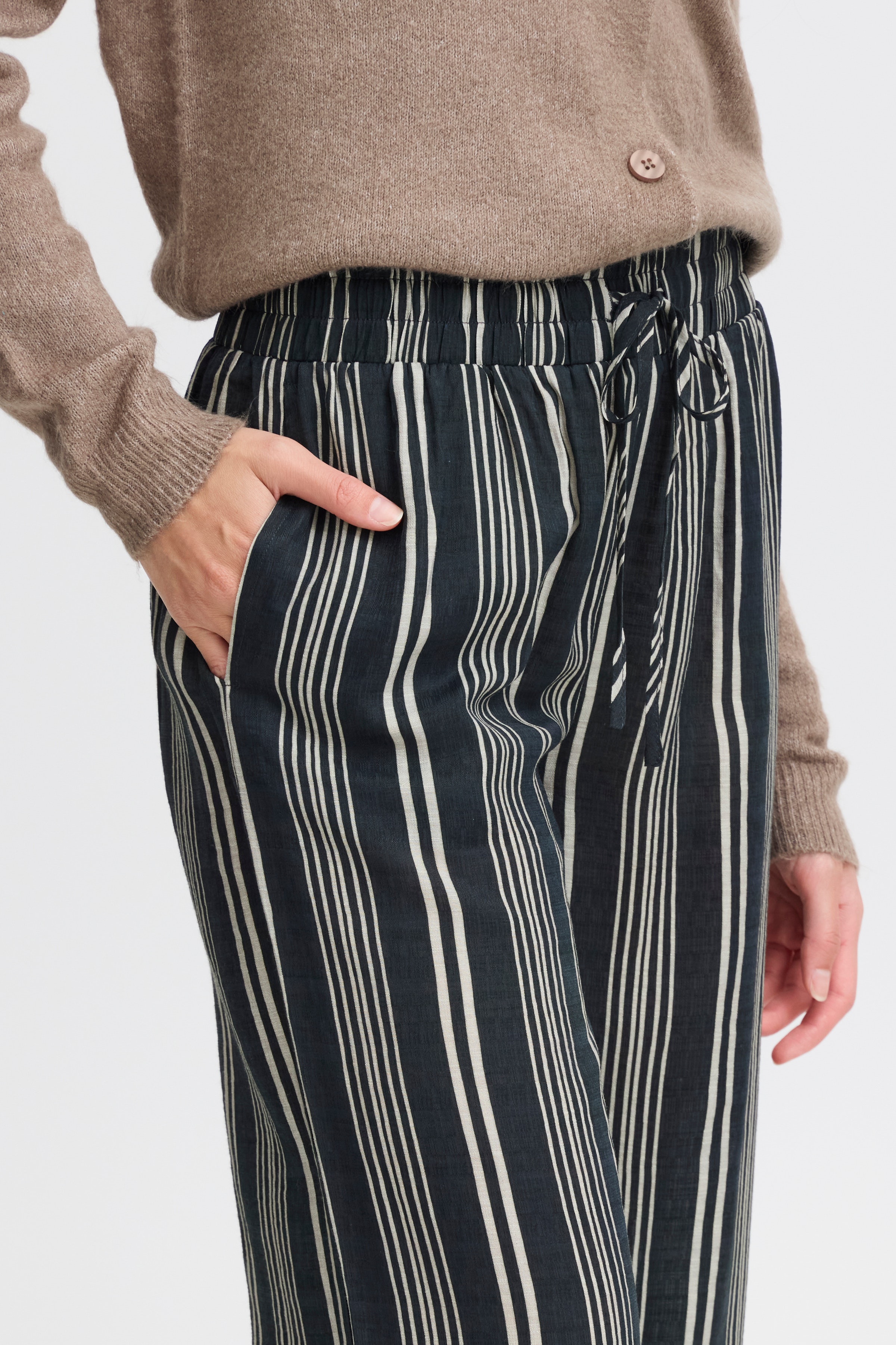 FRARIANA Trousers LOOKBOOK DETAIL 20614219-203435
