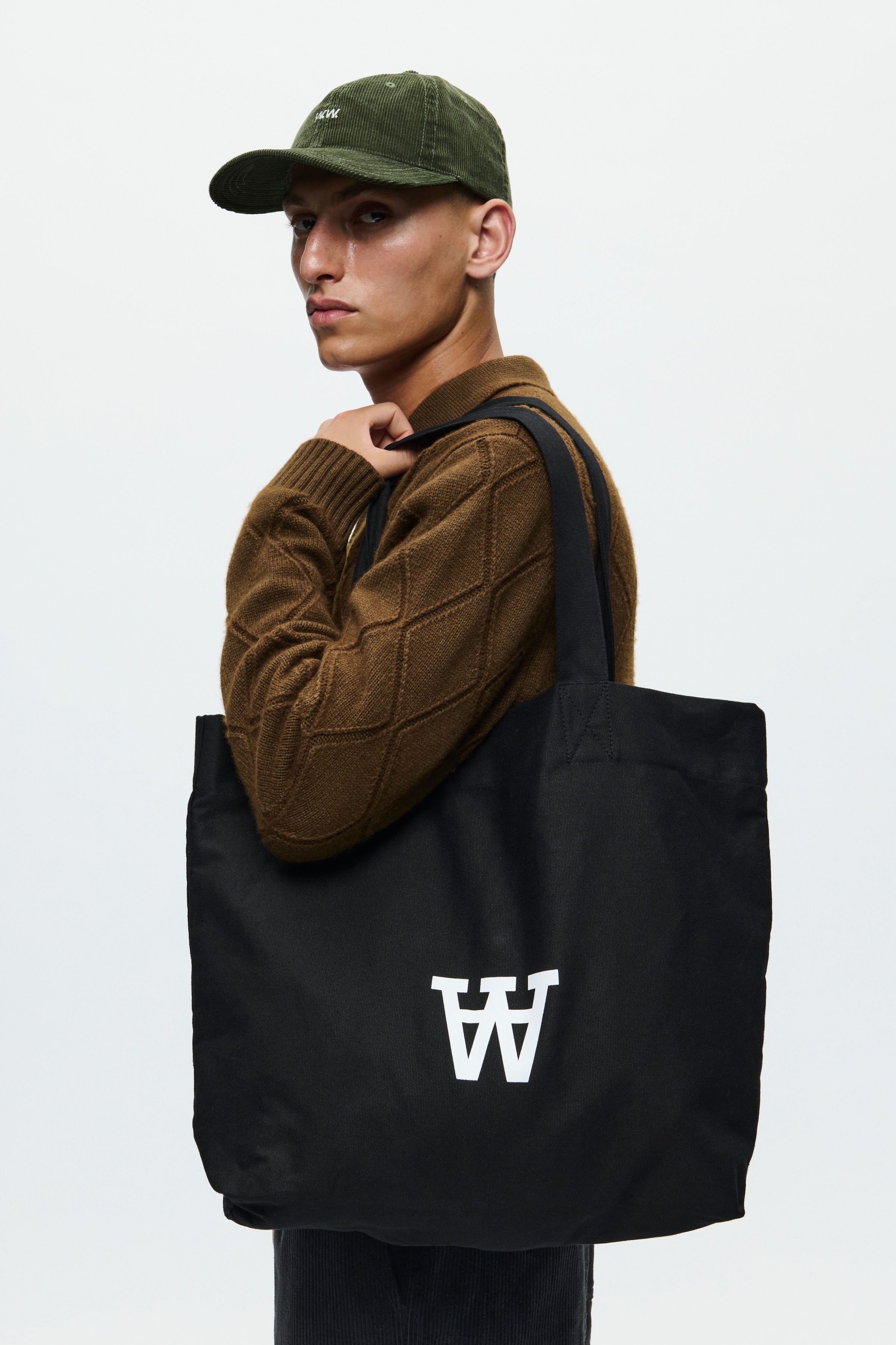 WWConner Bag LOOKBOOK FRONT 30251819-303700