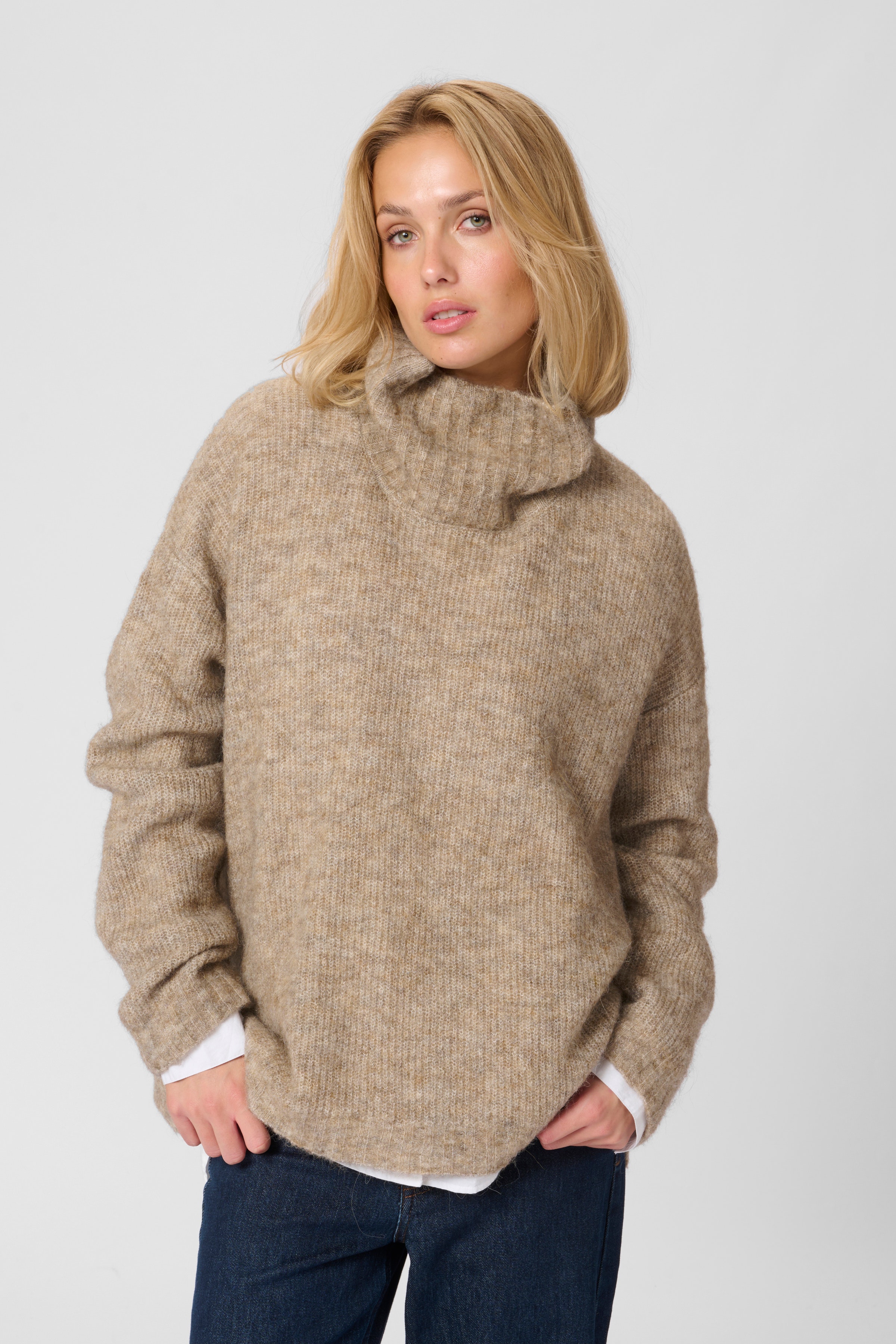 11 Pullover LOOKBOOK FRONT 10703605-1710091