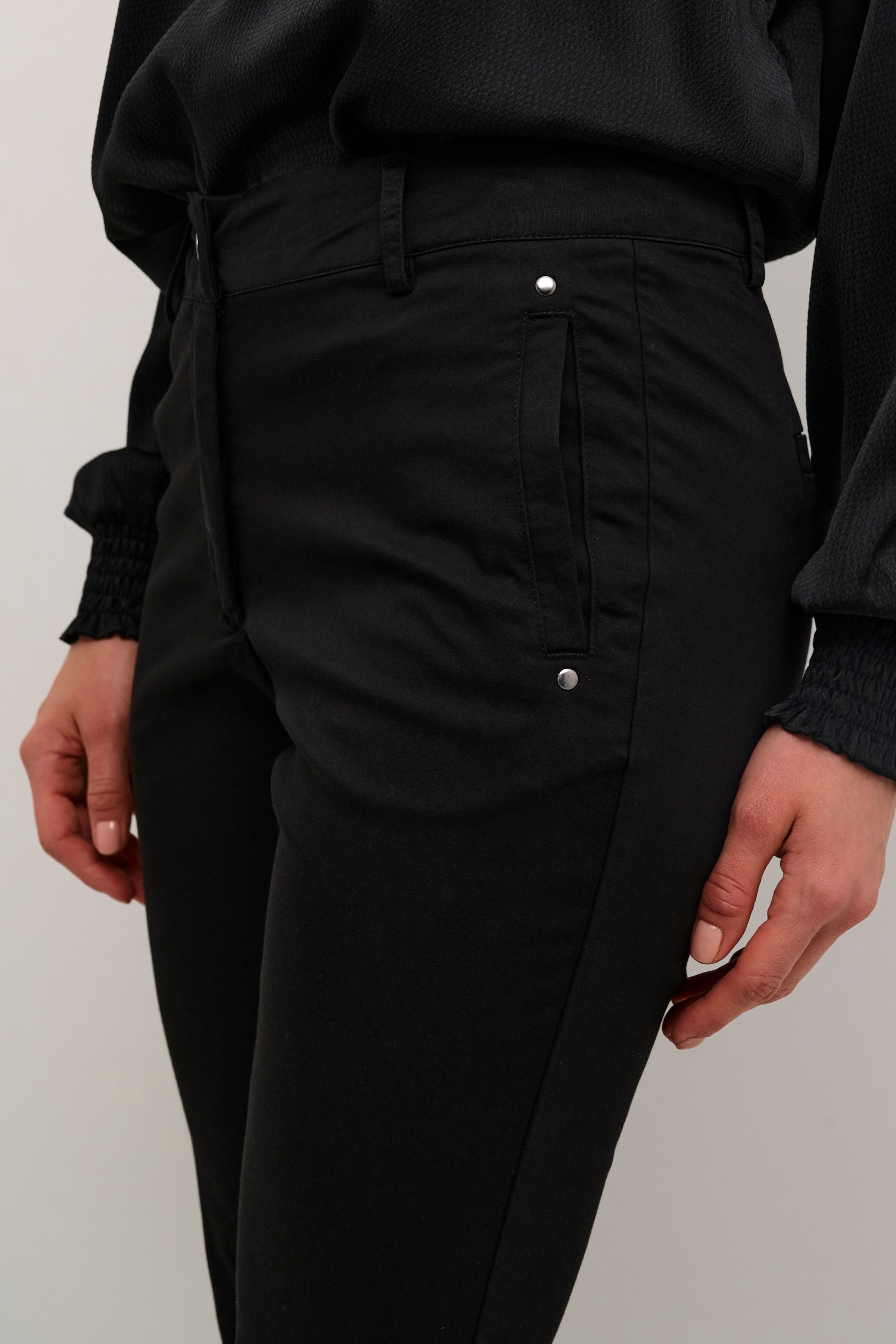 KAlea Bukser LOOKBOOK DETAIL 10508120-100121