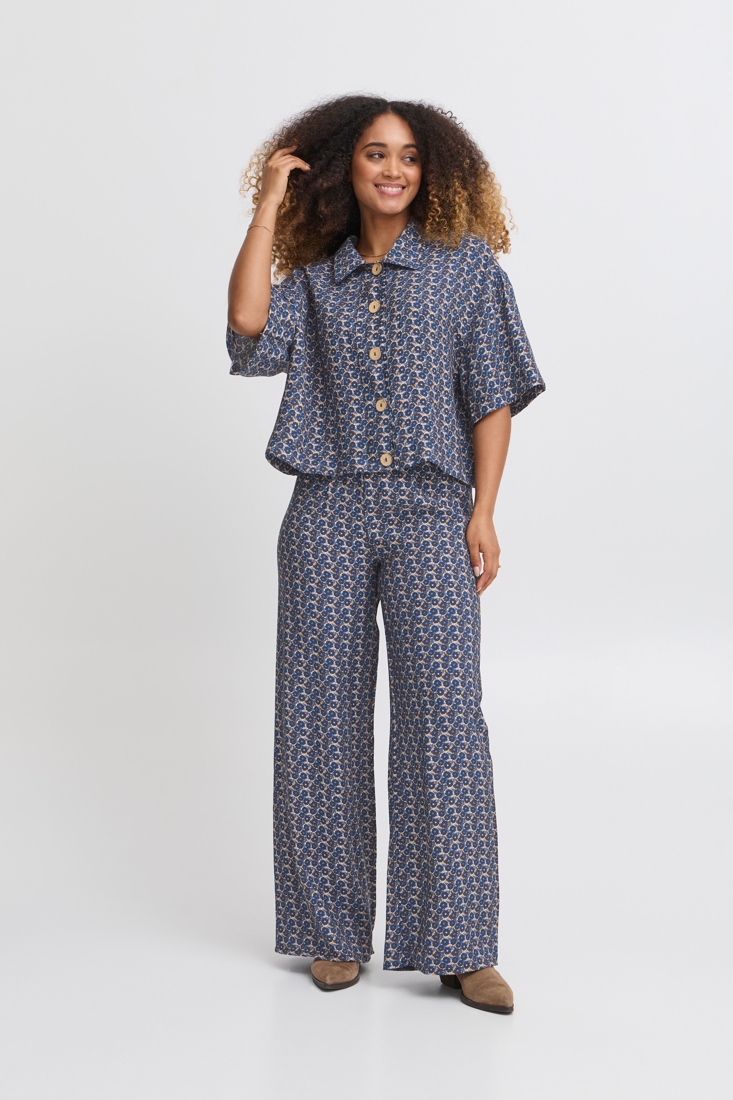 SBLEELOO Bluse LOOKBOOK FRONT 22100898-194030