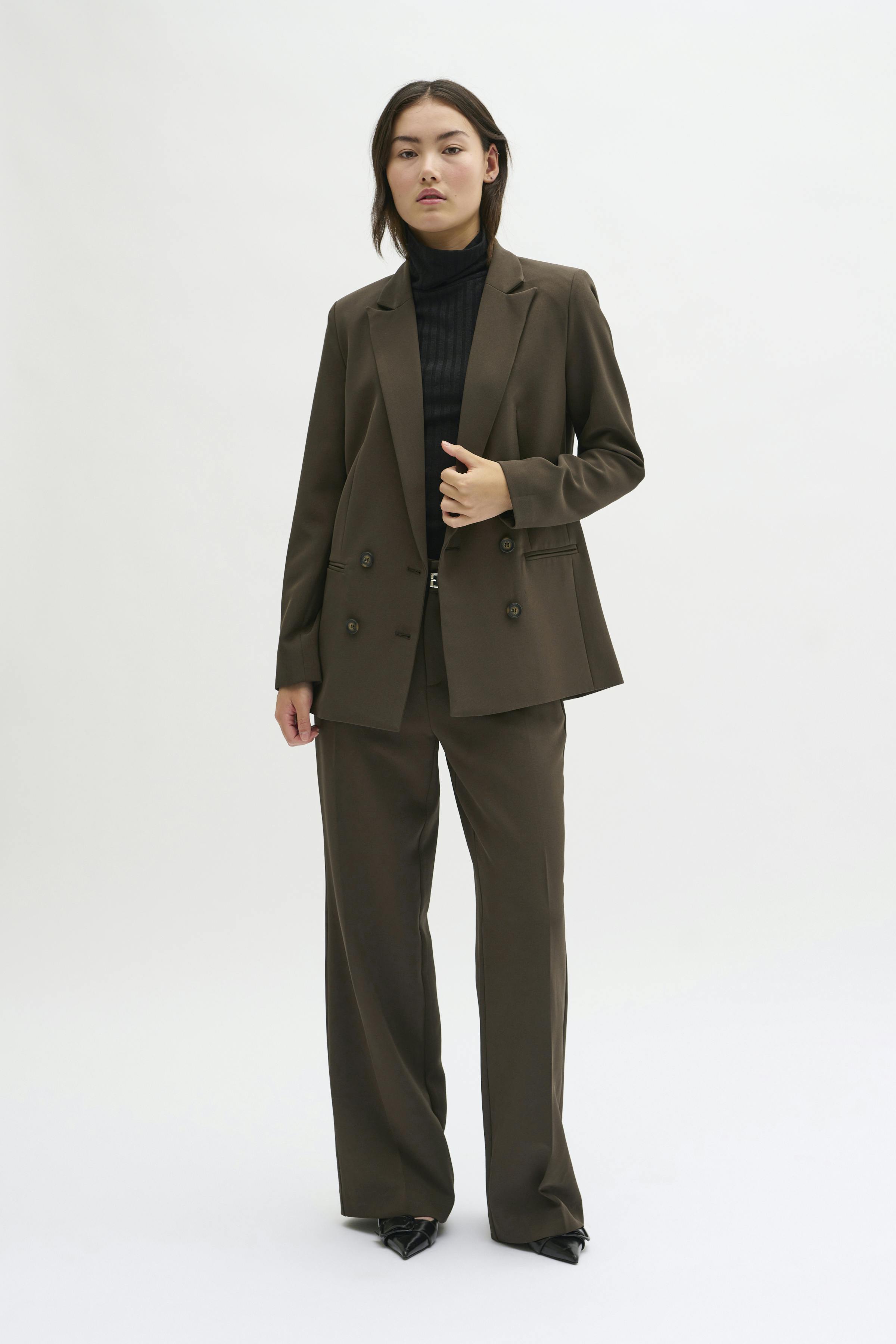 27 THE TAILORED BLAZER LOOKBOOK FRONT 10703970-190840