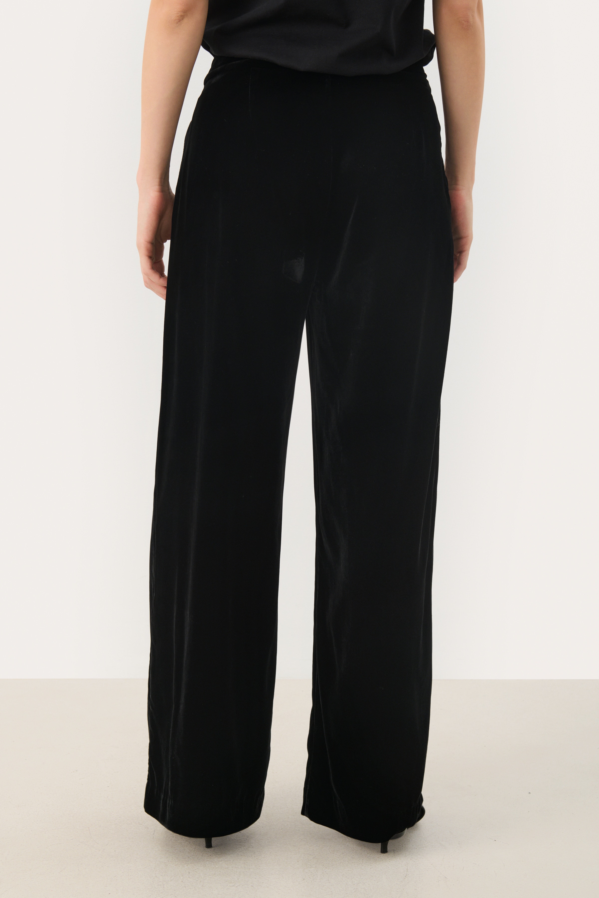 NinneaPW Hose LOOKBOOK BACK 30309039-194008