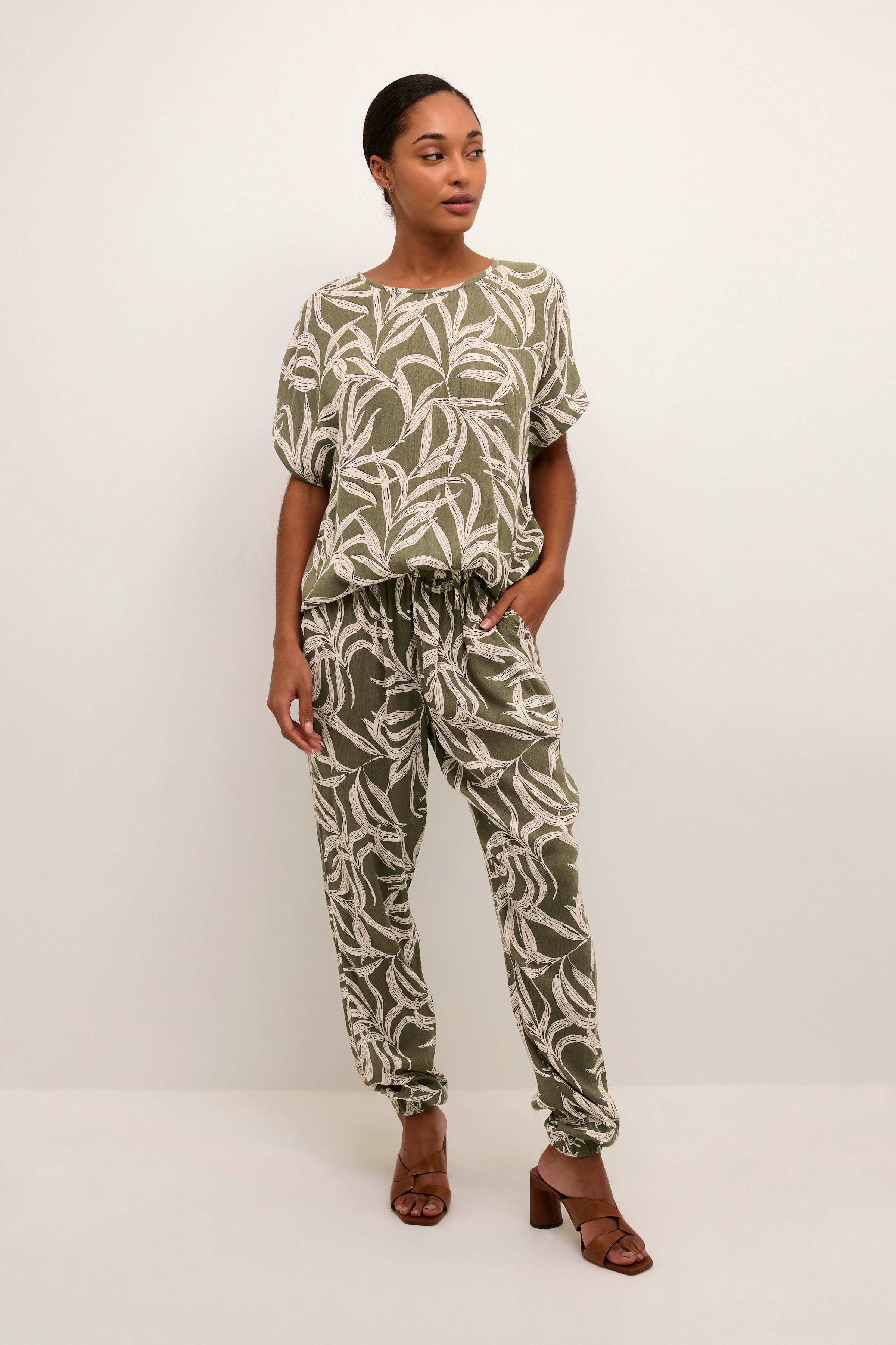 KAlisa Bluse LOOKBOOK FRONT 10552188-104902