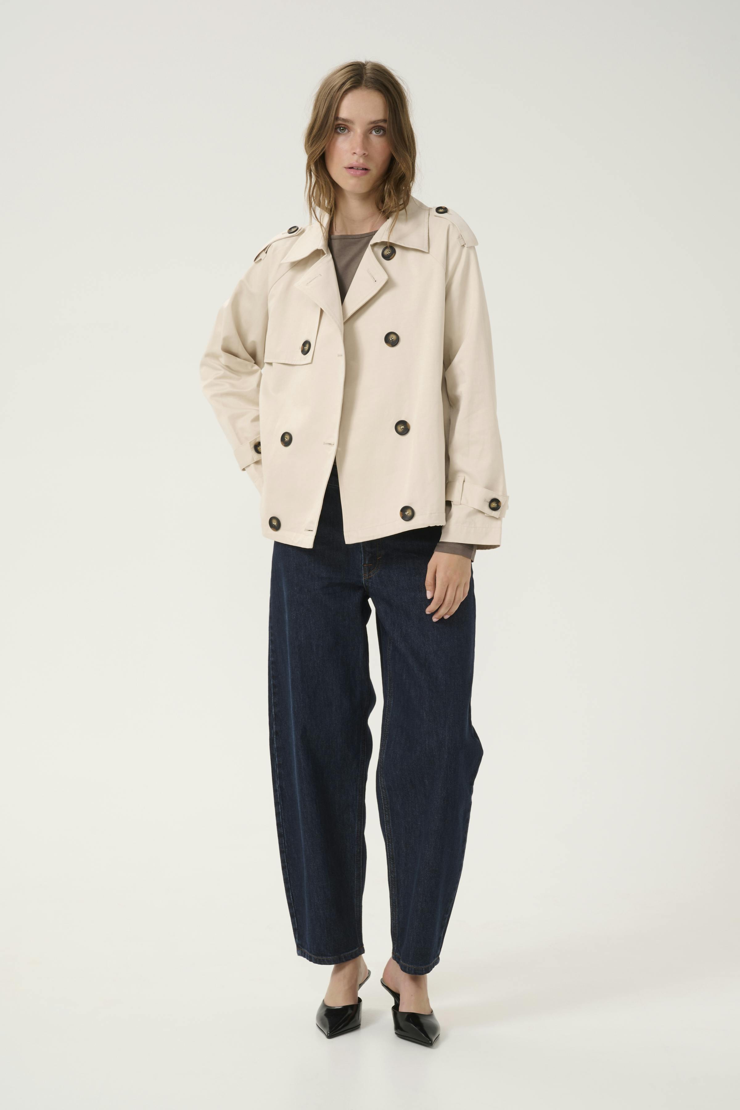 MiraMW Short trenchcoat LOOKBOOK FRONT 10704213-130401