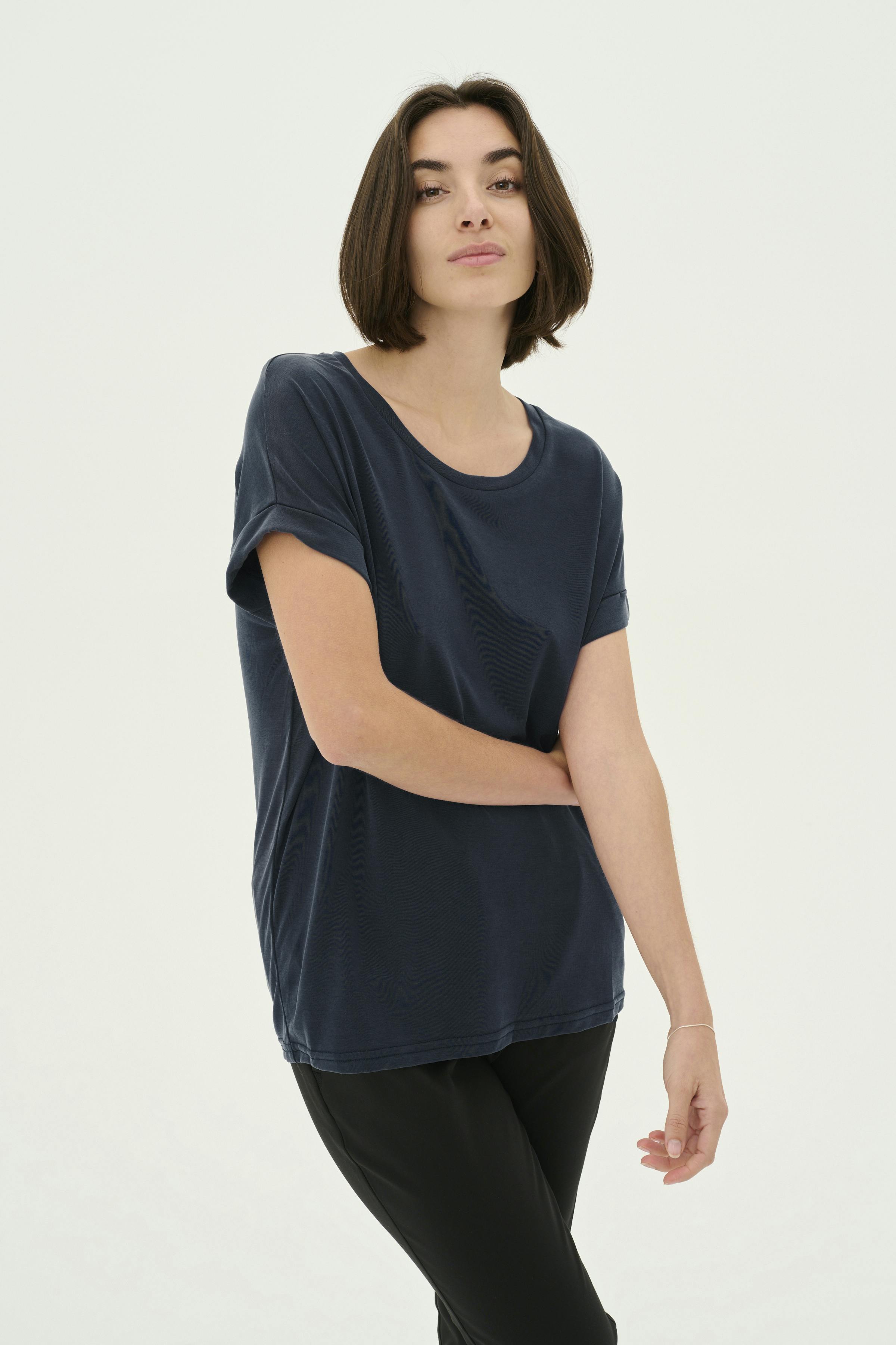 Kajsa T-shirt LOOKBOOK FRONT 50103468-5103406