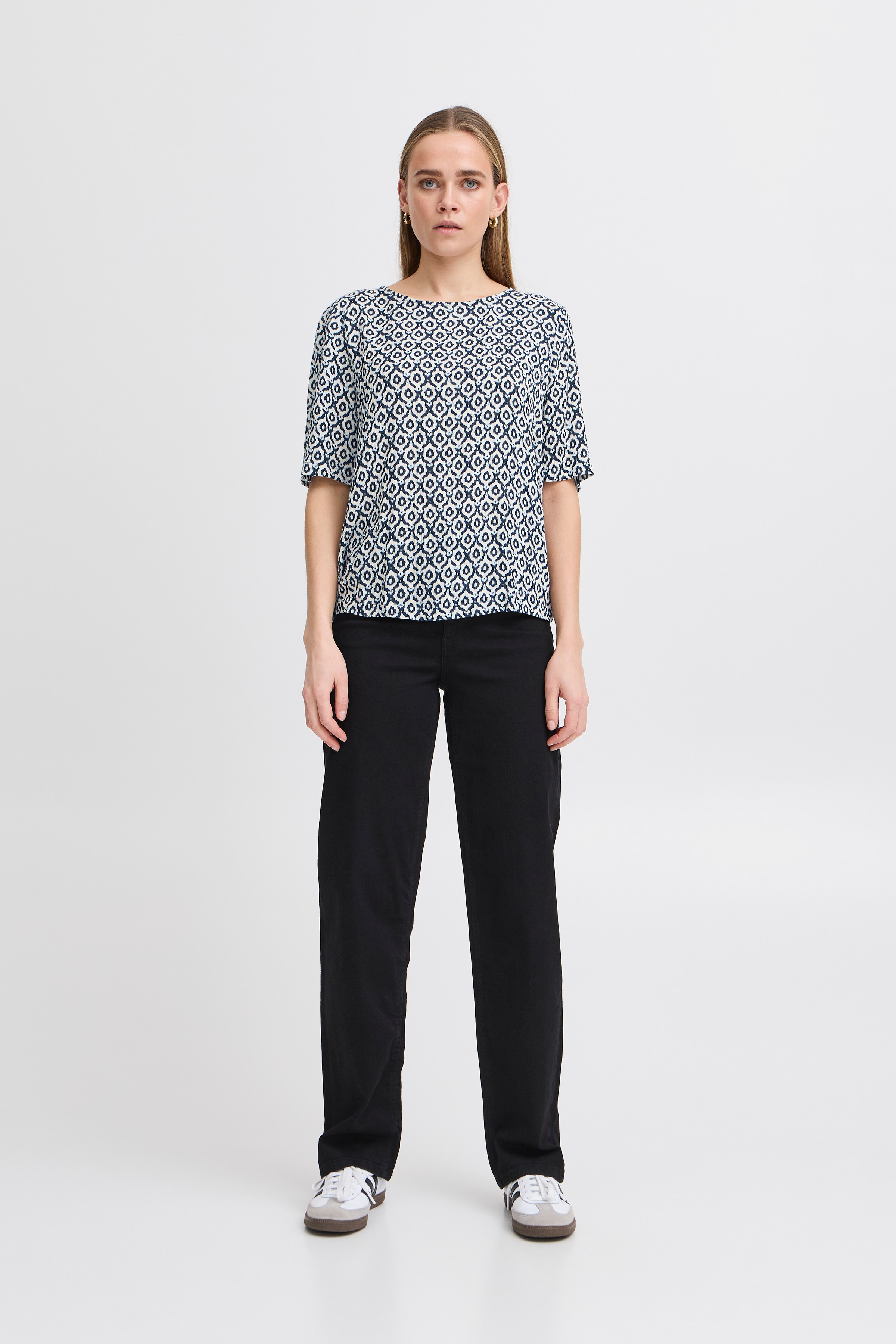 Kortermet bluse LOOKBOOK FRONT 20122971-204483