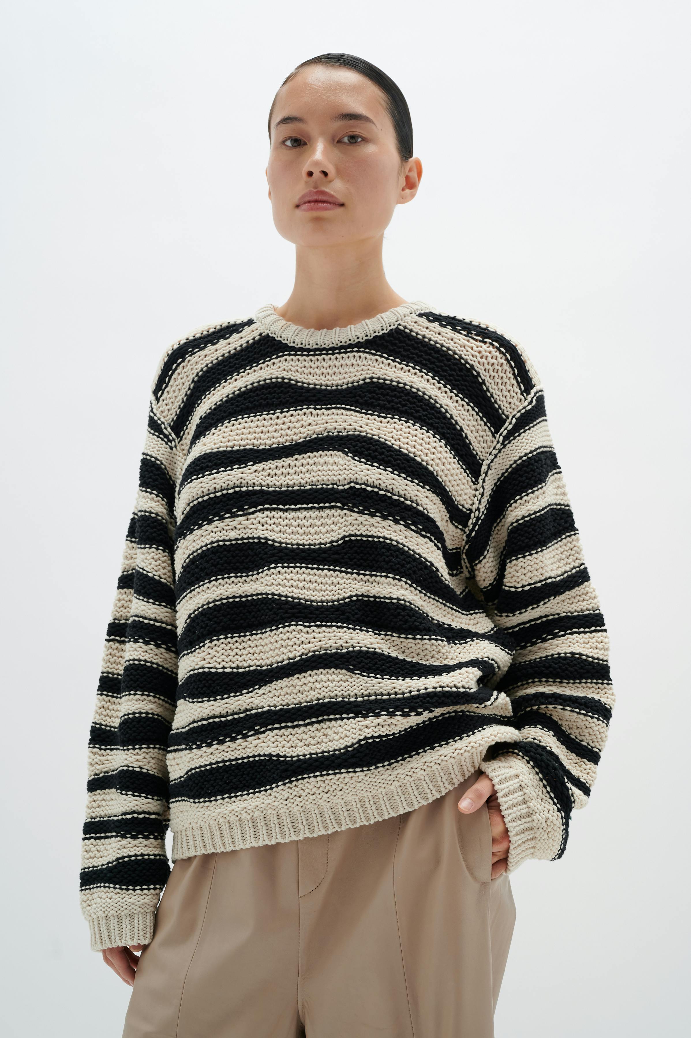 OsaIW Pullover LOOKBOOK FRONT 30108279-300027