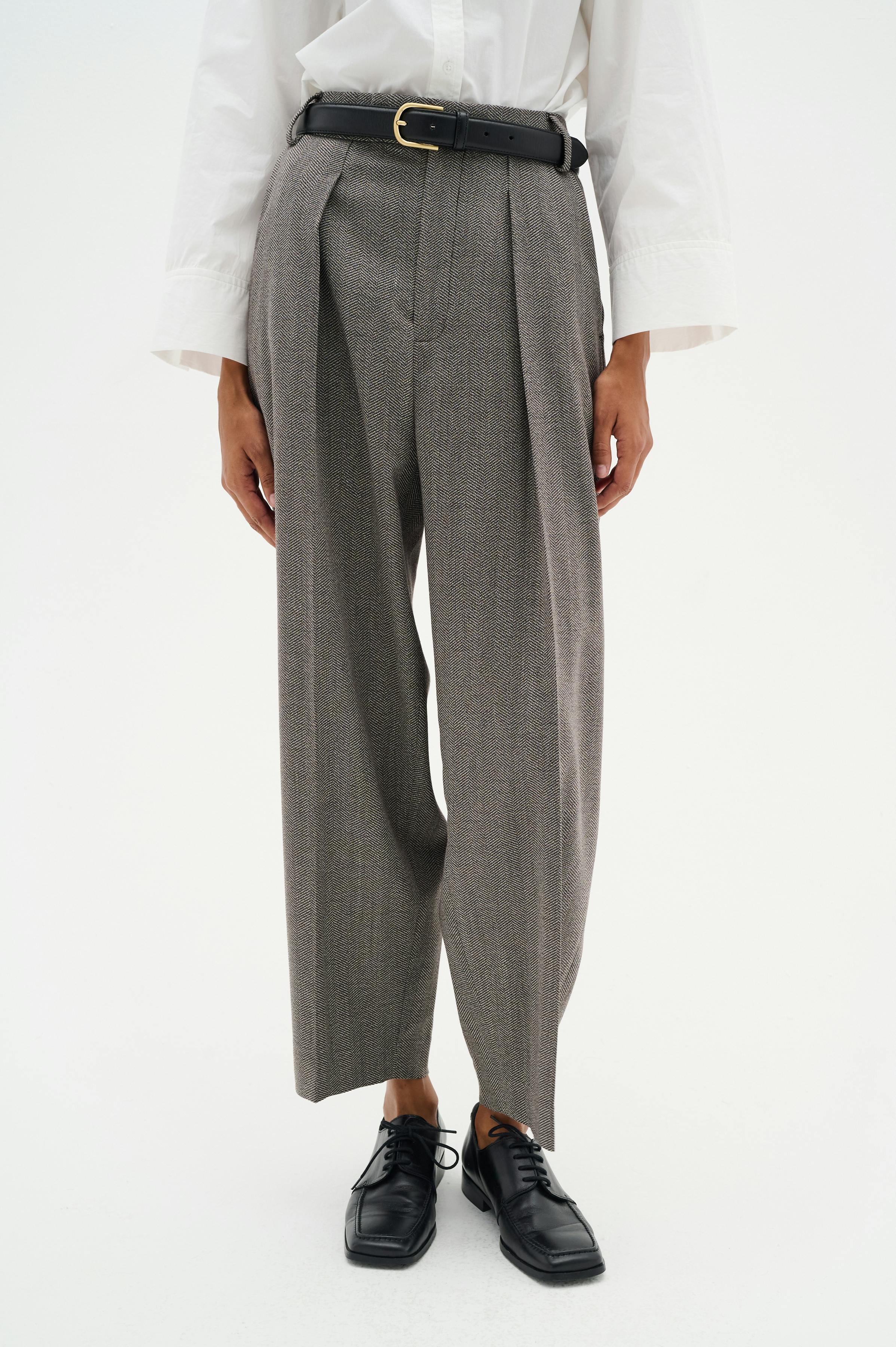 KahlaIW Pleated Trousers LOOKBOOK DETAIL 30109734-191518