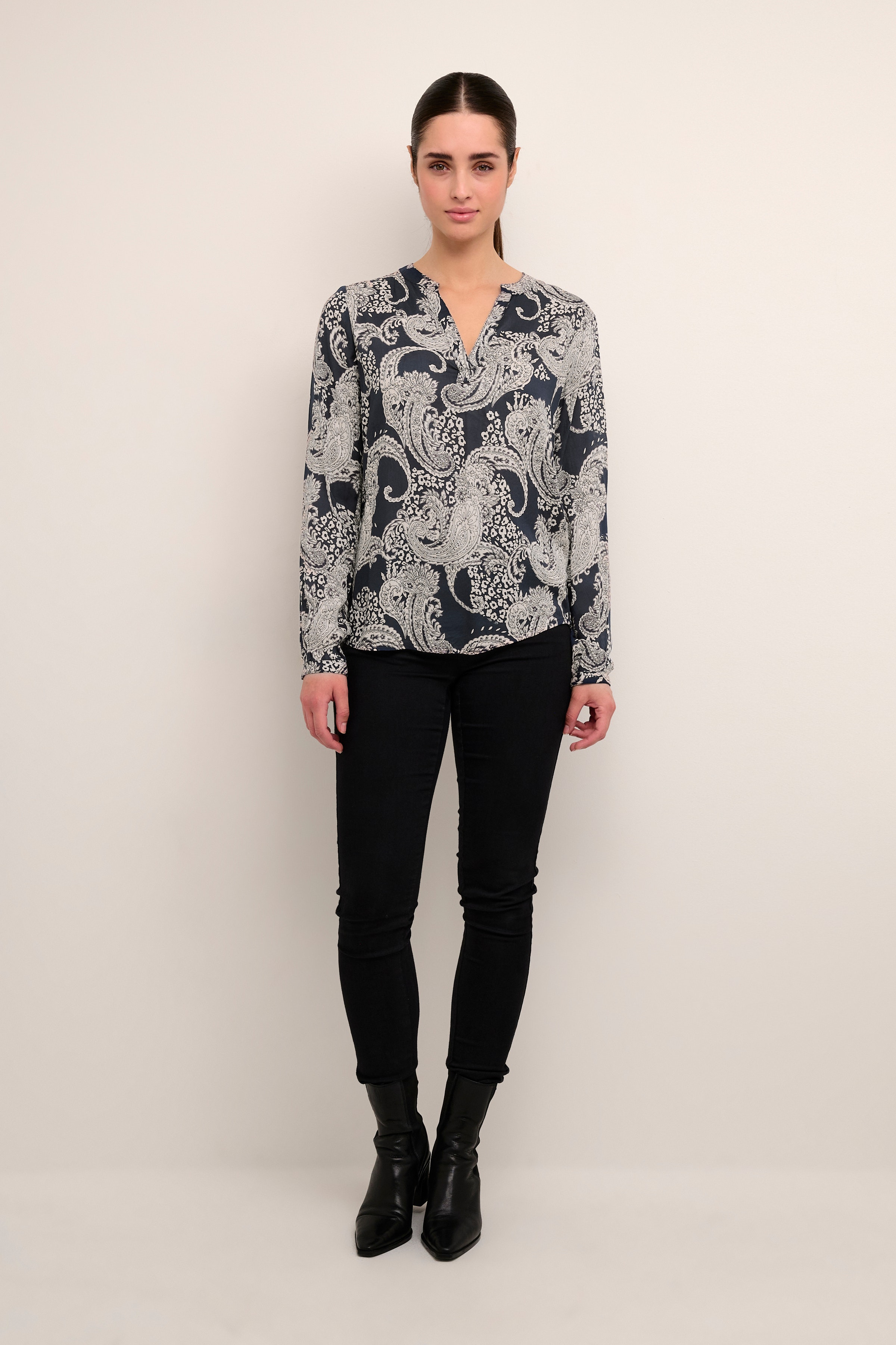 Paisley Bluse LOOKBOOK FRONT 10502510-52737