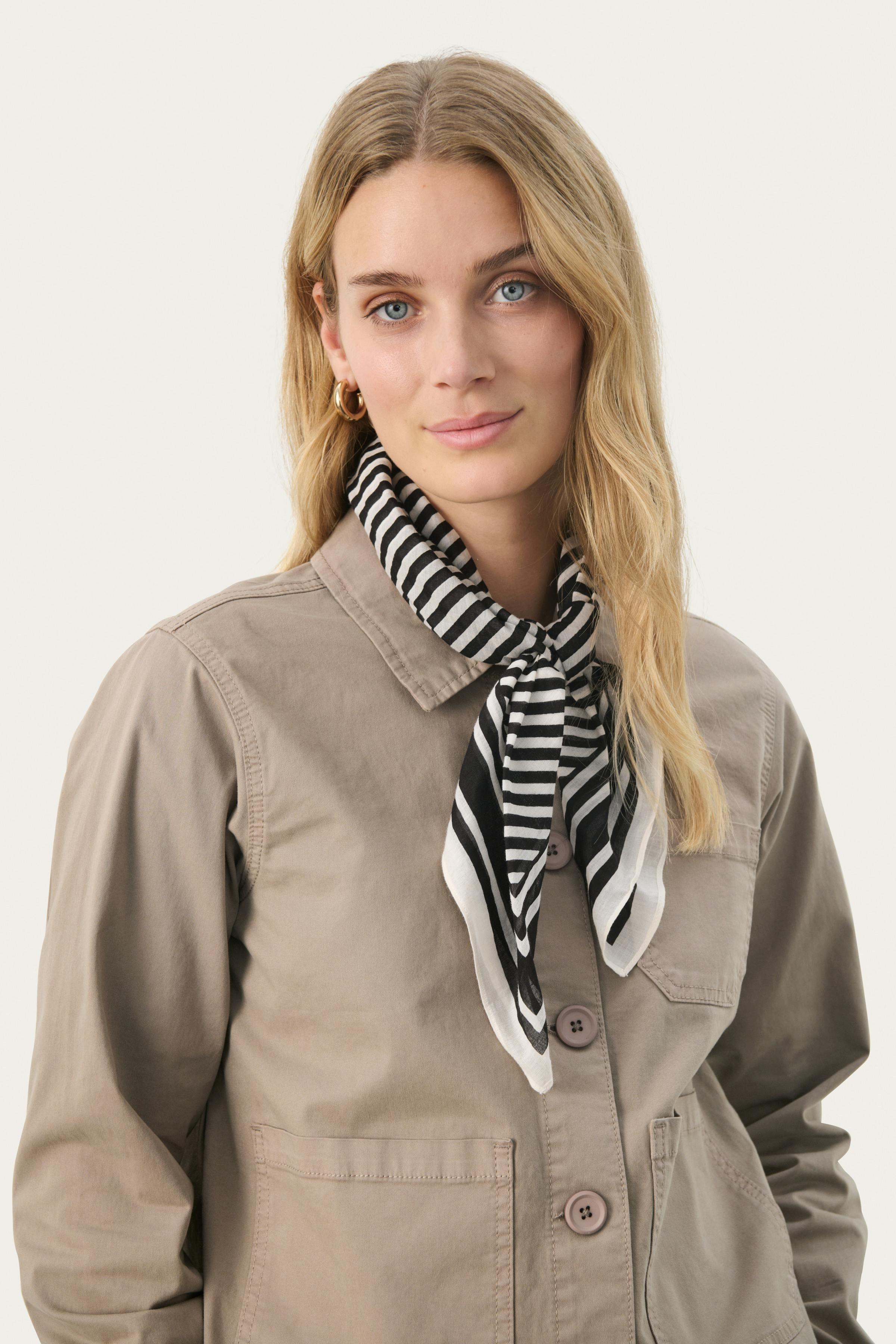 PhiPW Scarf LOOKBOOK FRONT 30309304-303432