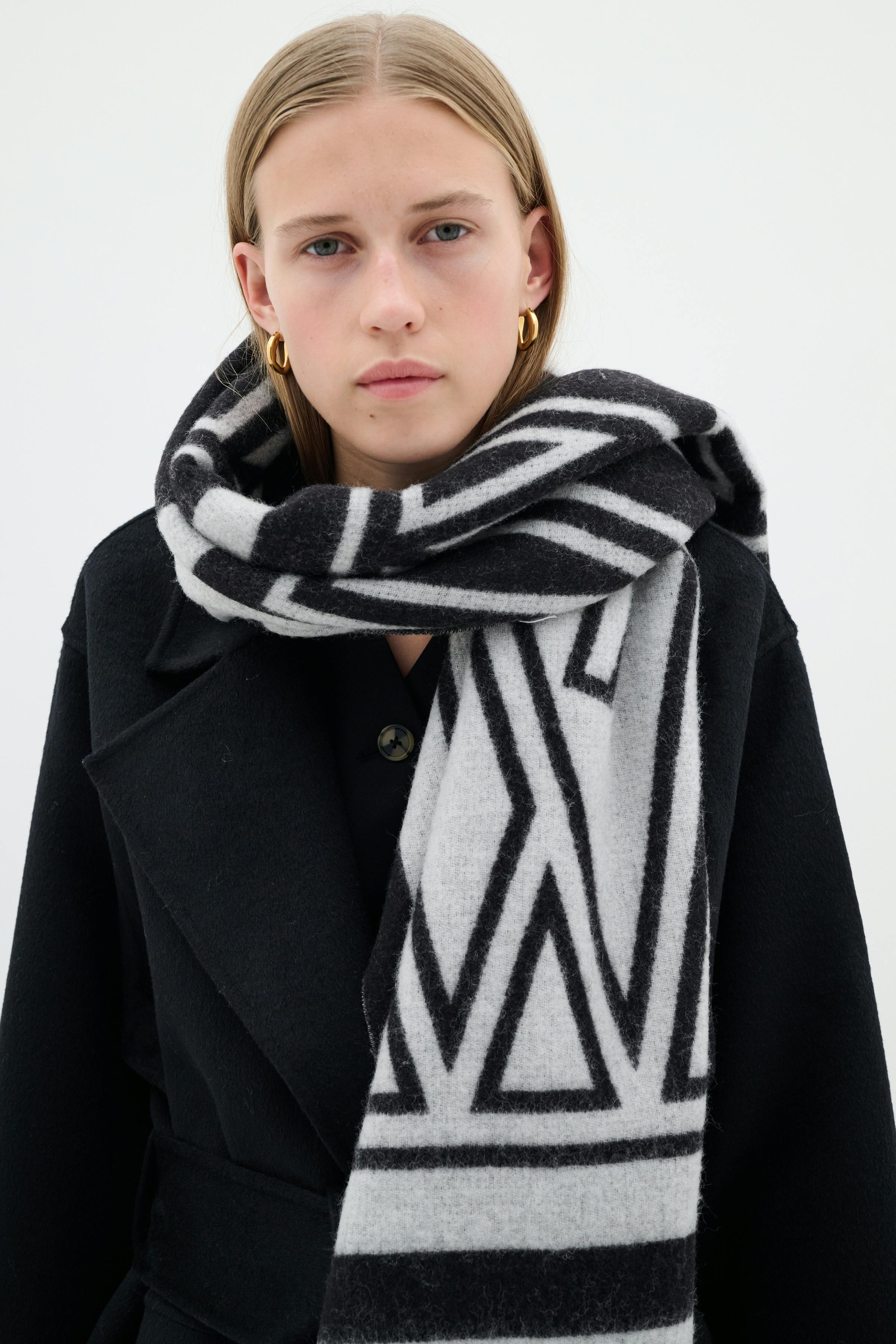 MyrtheIW Logo Scarf LOOKBOOK FRONT 30106665-301284