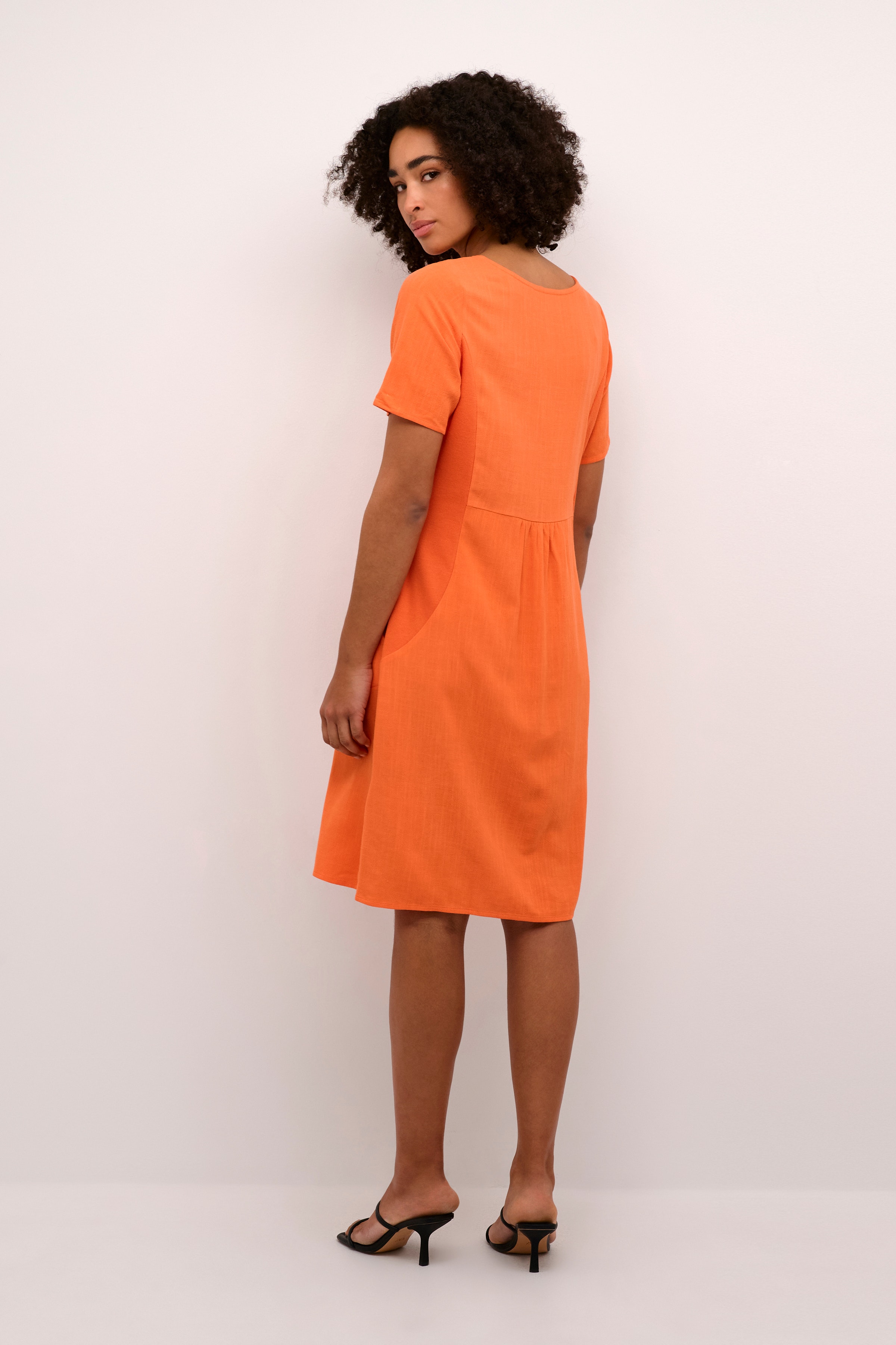 KAliny Lin Kjole LOOKBOOK BACK 10505731-161349