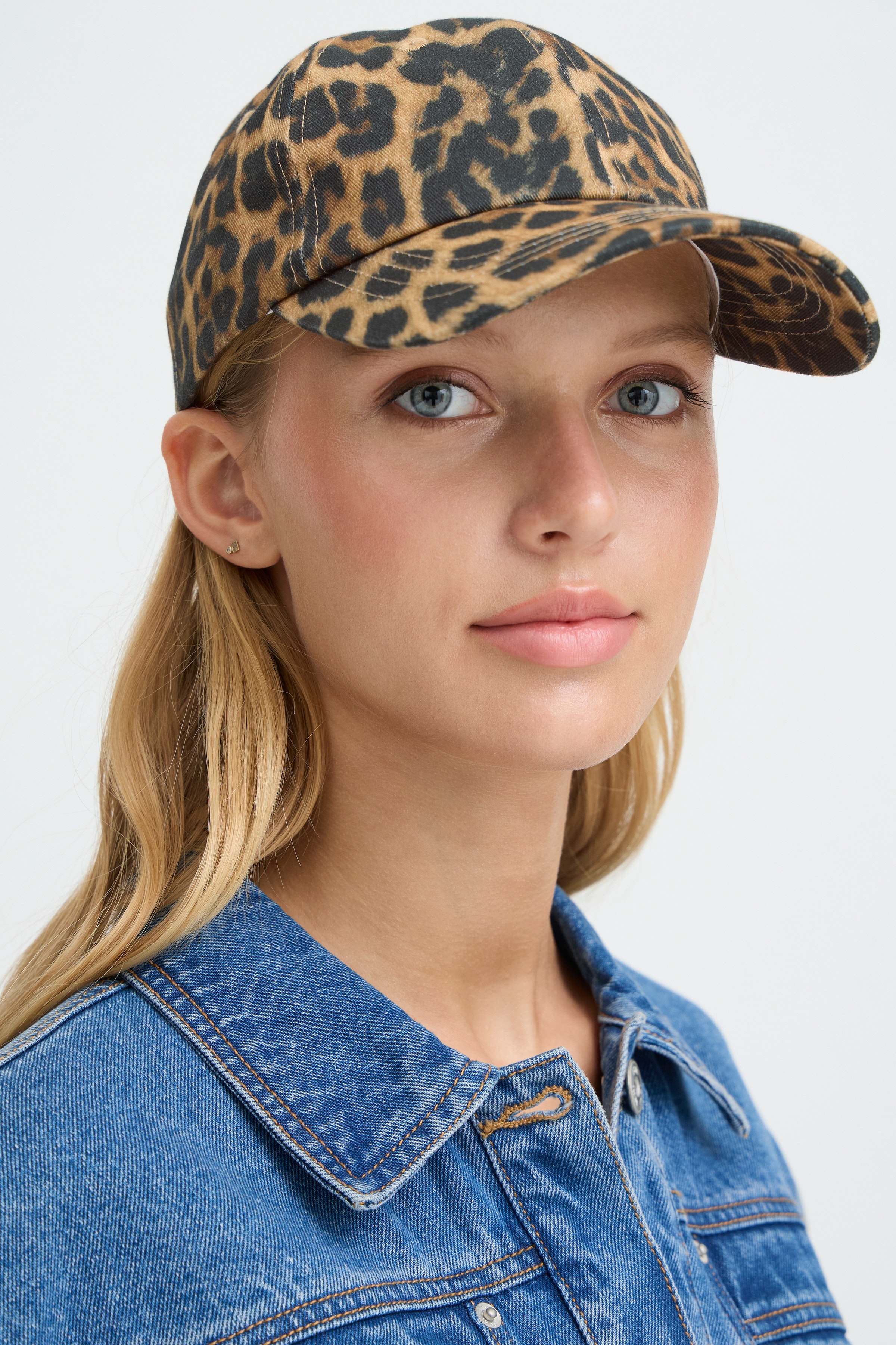 IAAVA Cap LOOKBOOK FRONT 20125333-194008