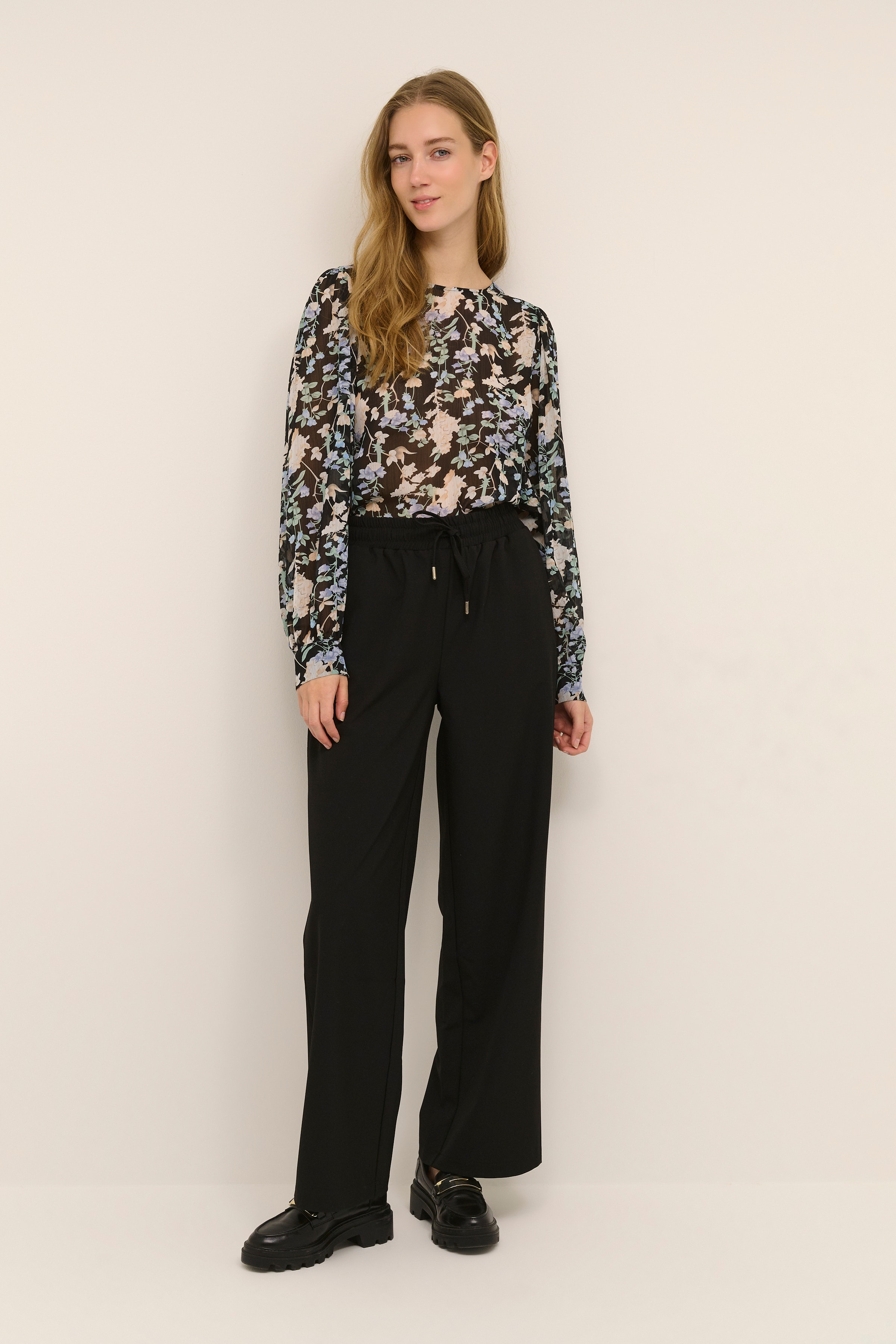 KAcolette Bukser LOOKBOOK FRONT 10552021-100121