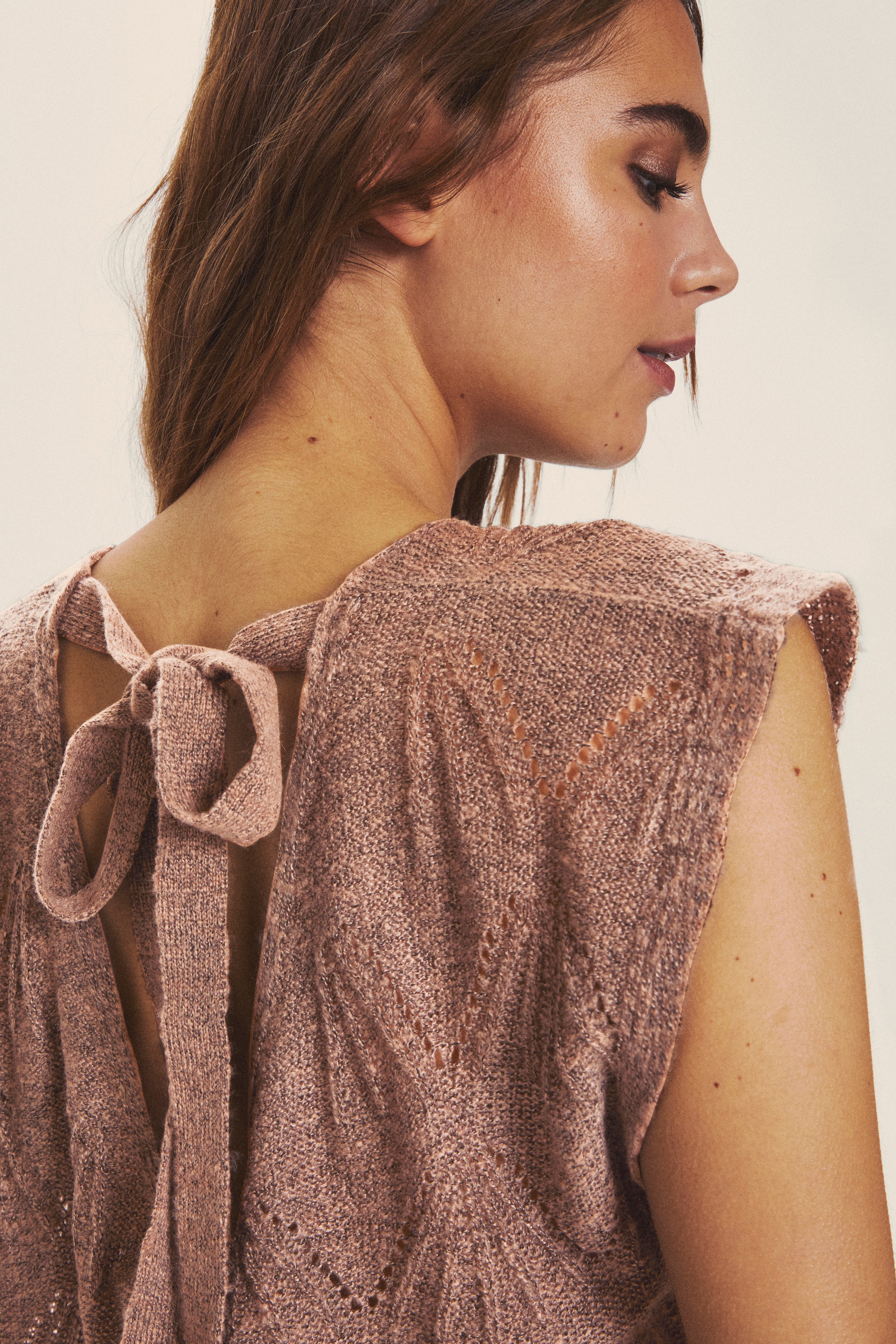 Stickad väst LOOKBOOK DETAIL 10608450-101366