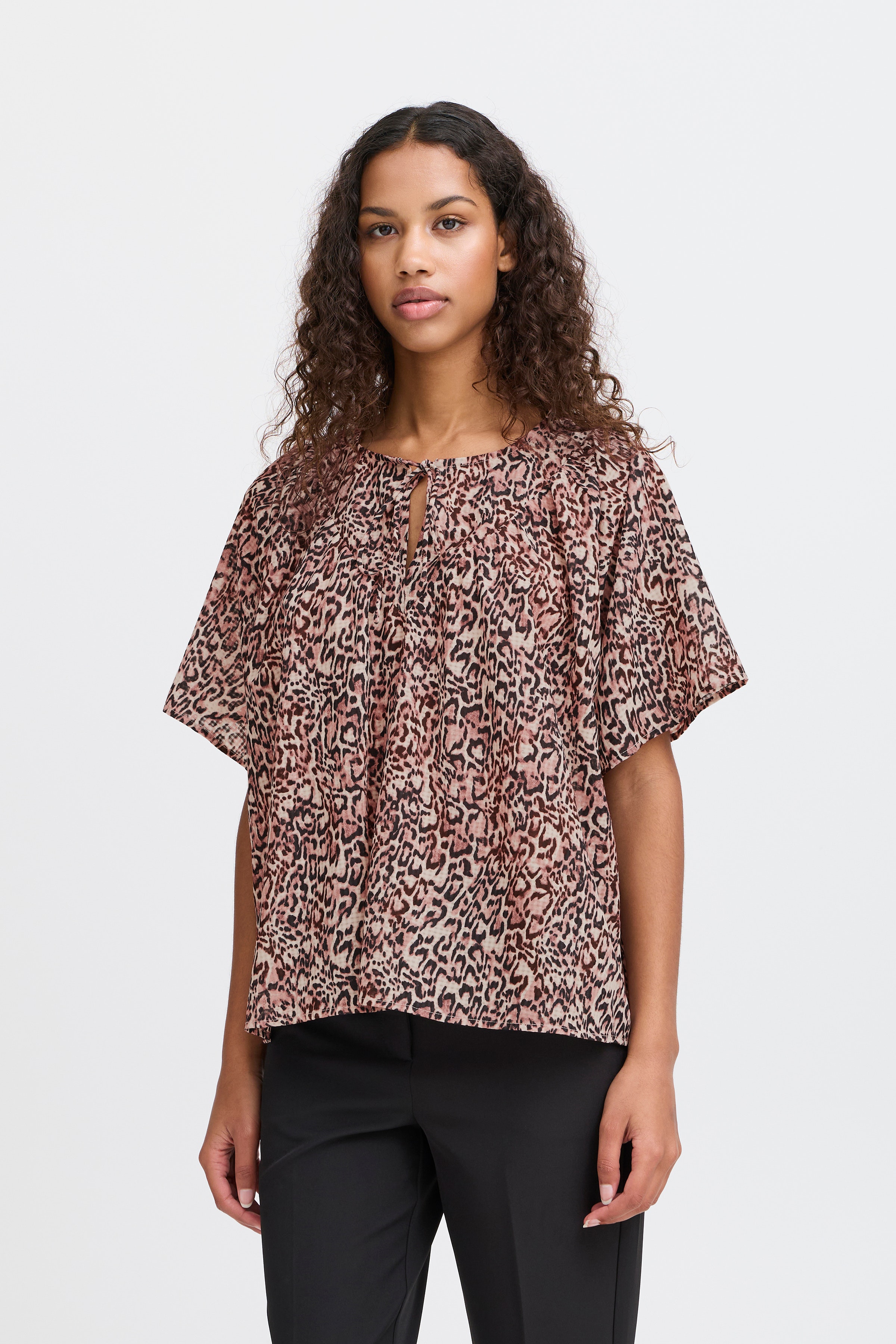 IHSAFARY Kortermet bluse LOOKBOOK FRONT 20122346-203979