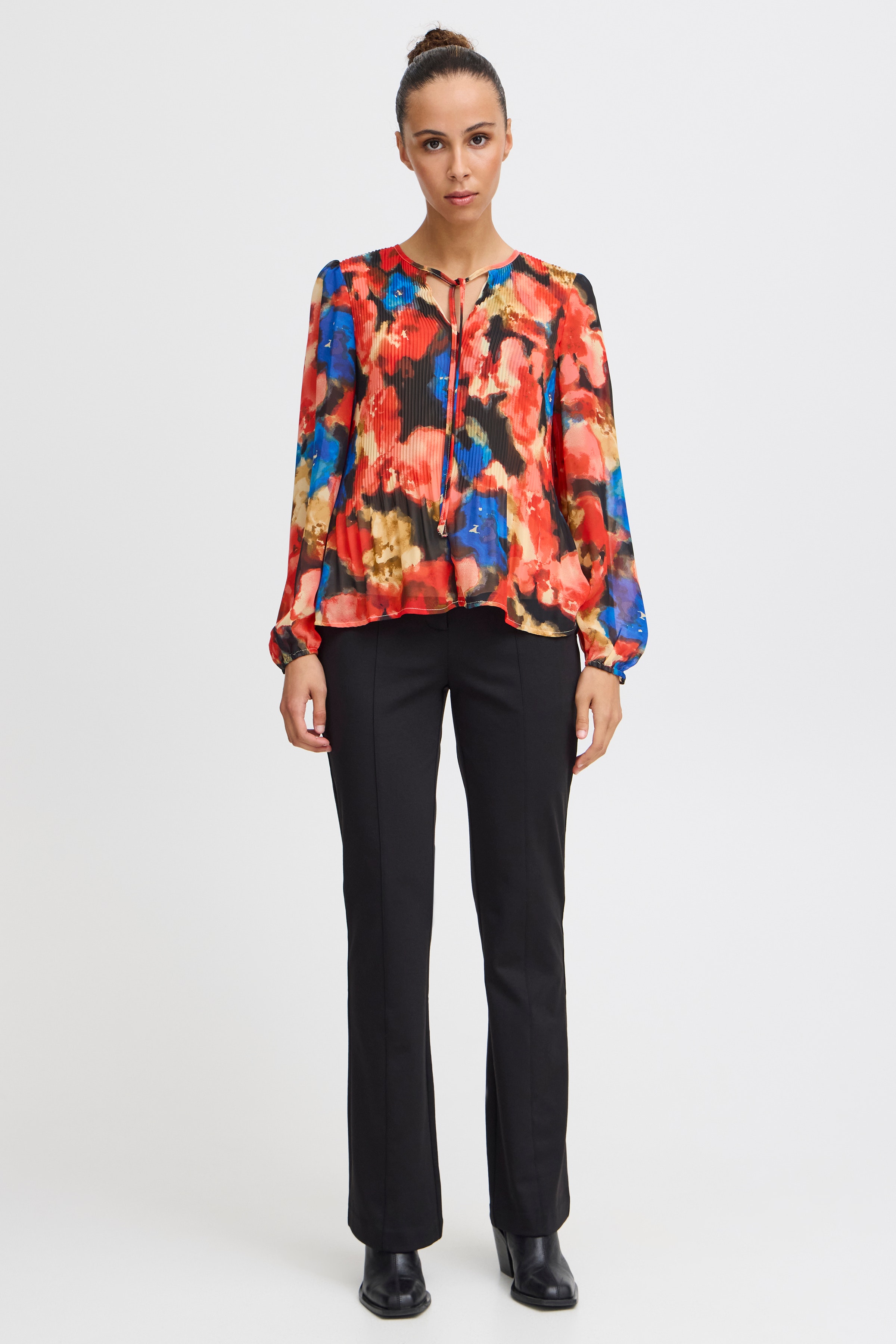 IHNEALLY Bluse LOOKBOOK FRONT 20121919-203712