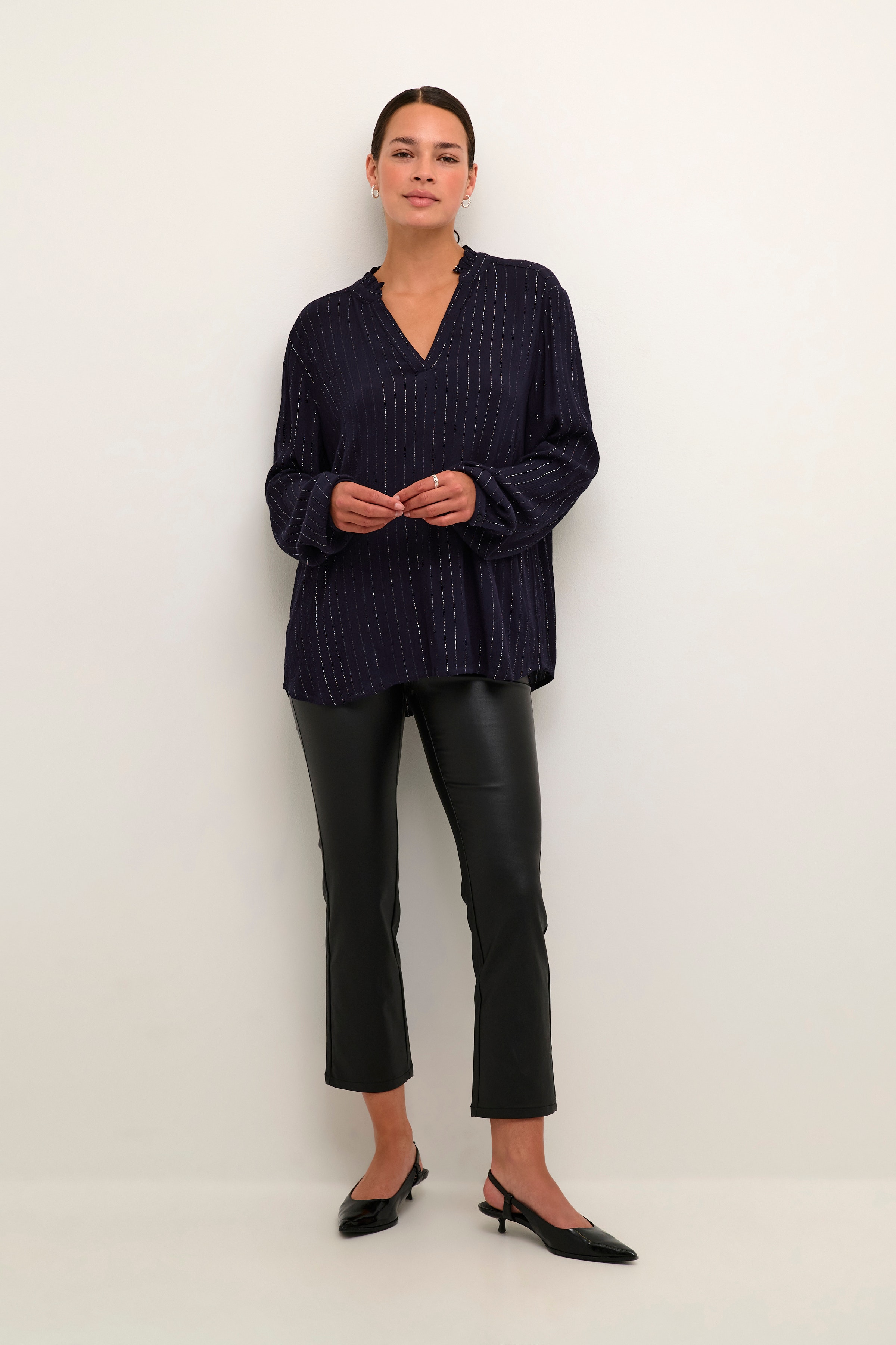 KAliv Glimmerbluse LOOKBOOK FRONT 10509345-106557