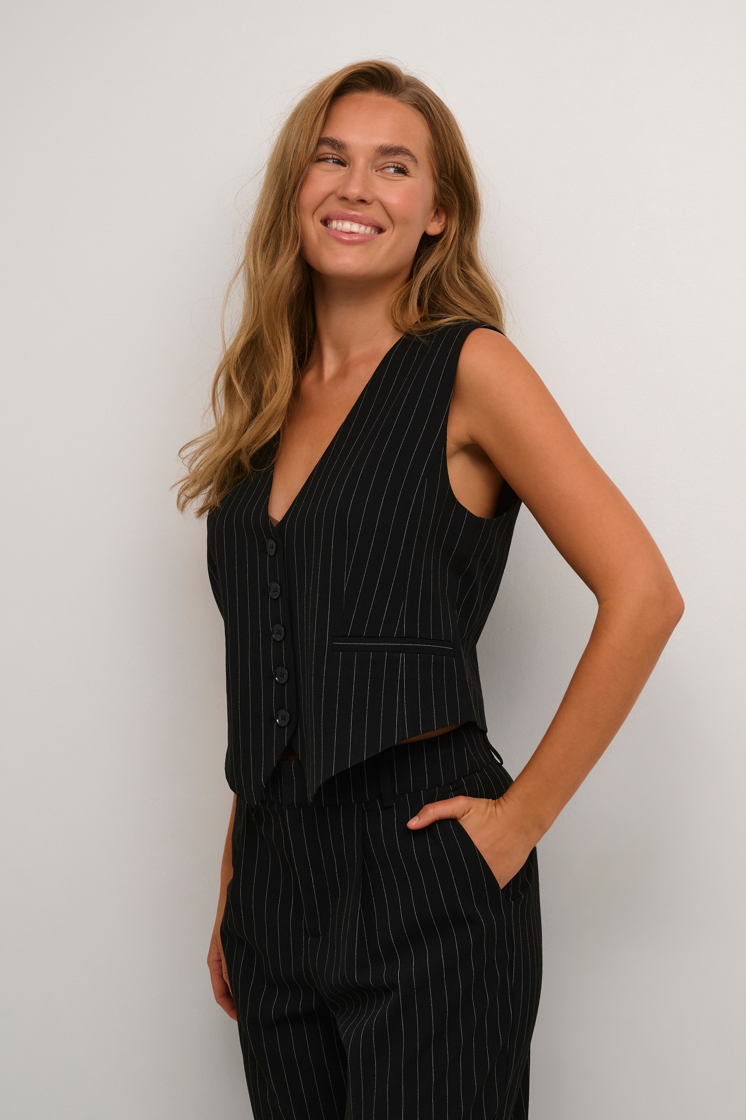 KAprilla Vest LOOKBOOK FRONT 10552280-105367
