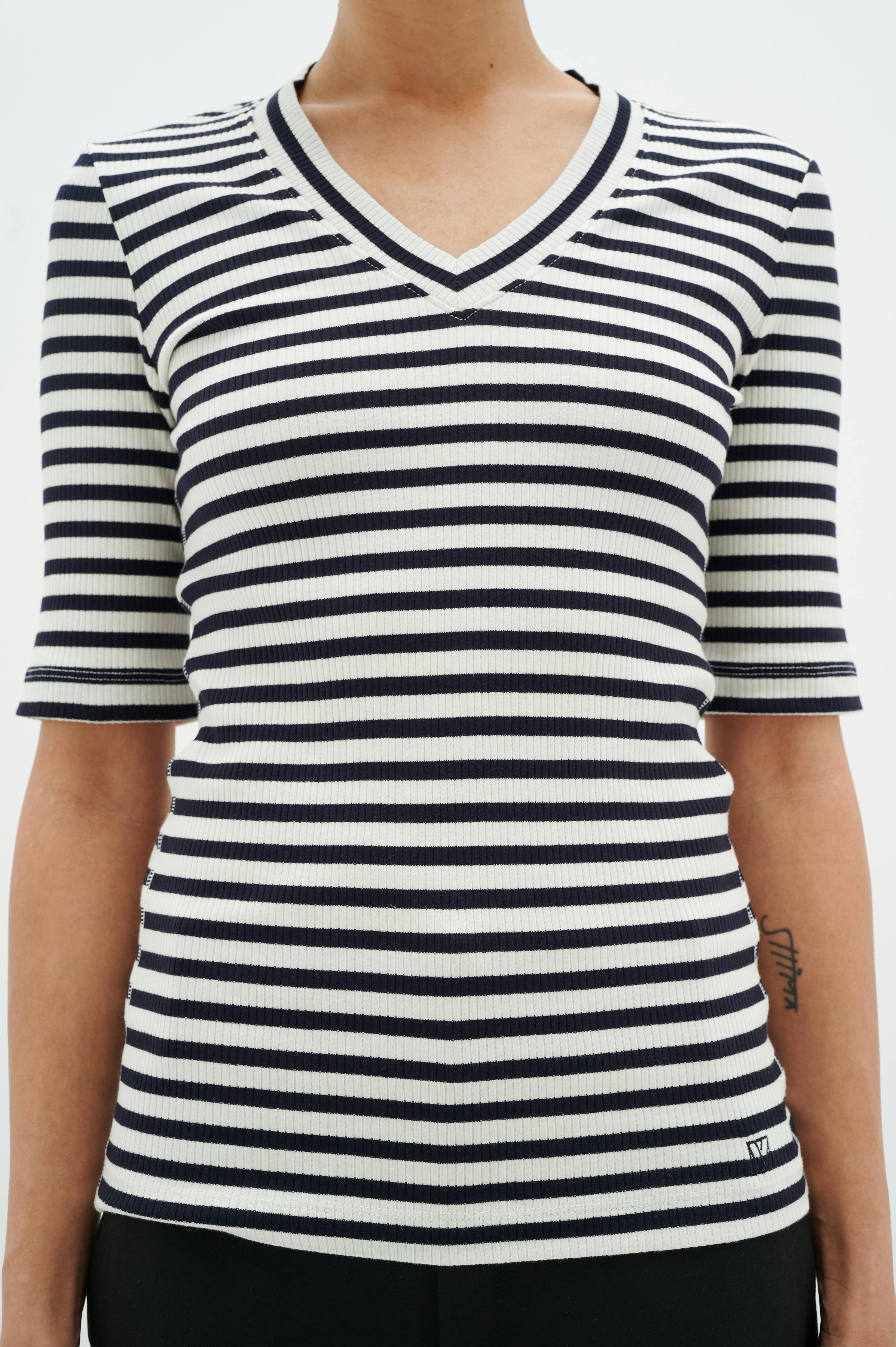 DagnaIW Striped V T-shirt LOOKBOOK DETAIL 30107270-302212