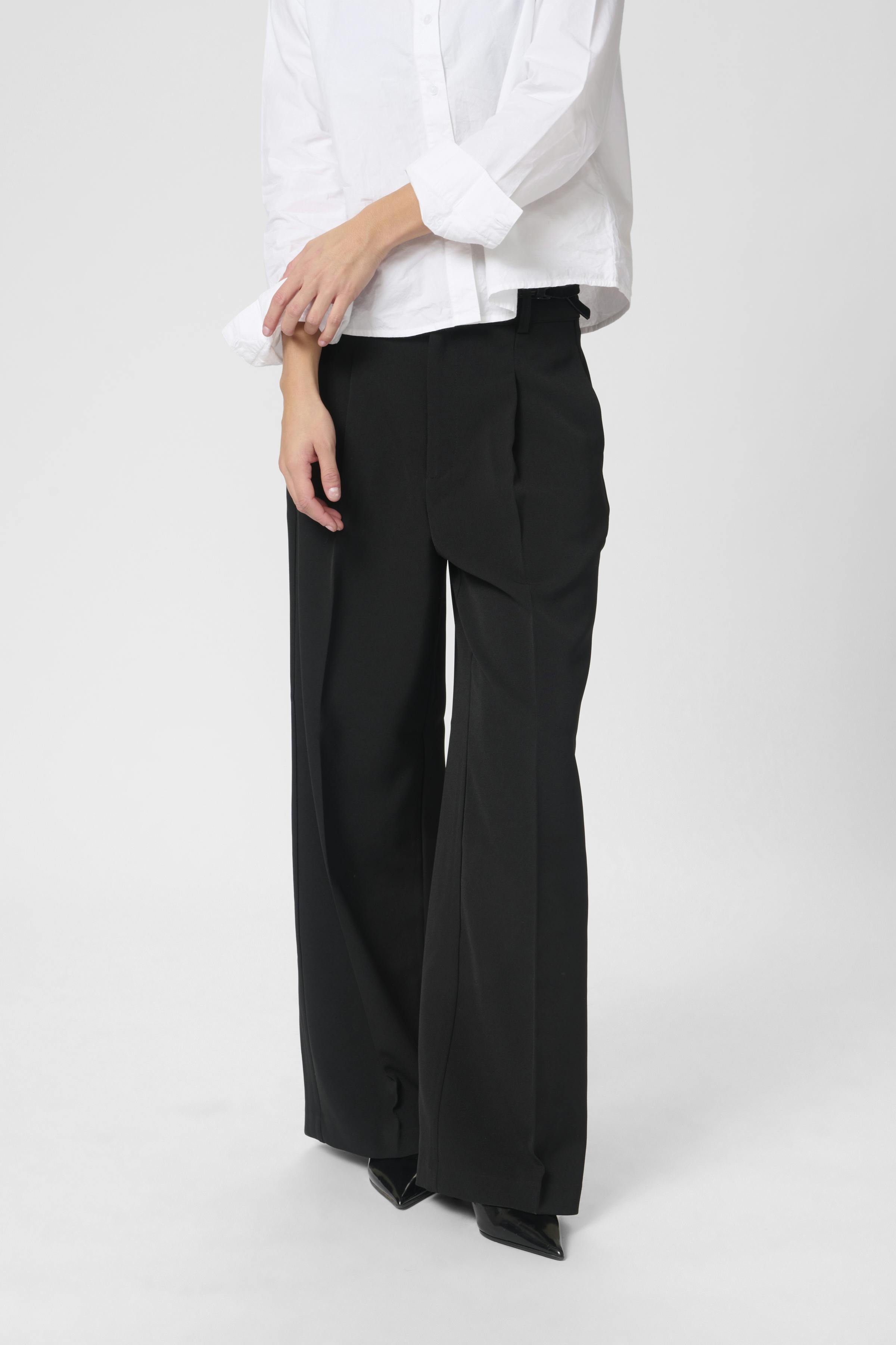 28 Trousers LOOKBOOK FRONT 10703971-100031