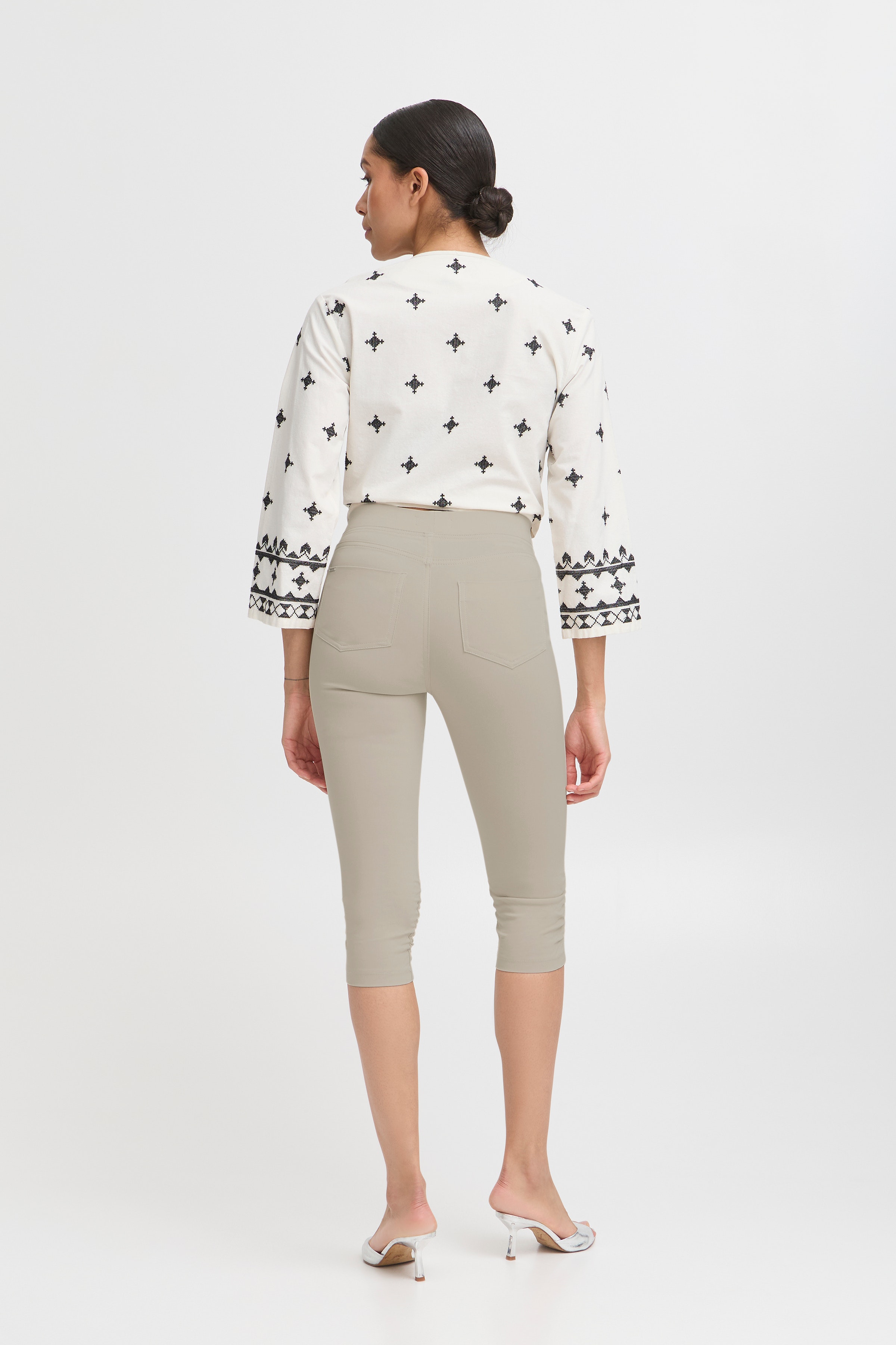 BYKEIRA Capri pants LOOKBOOK BACK 20805611-140708