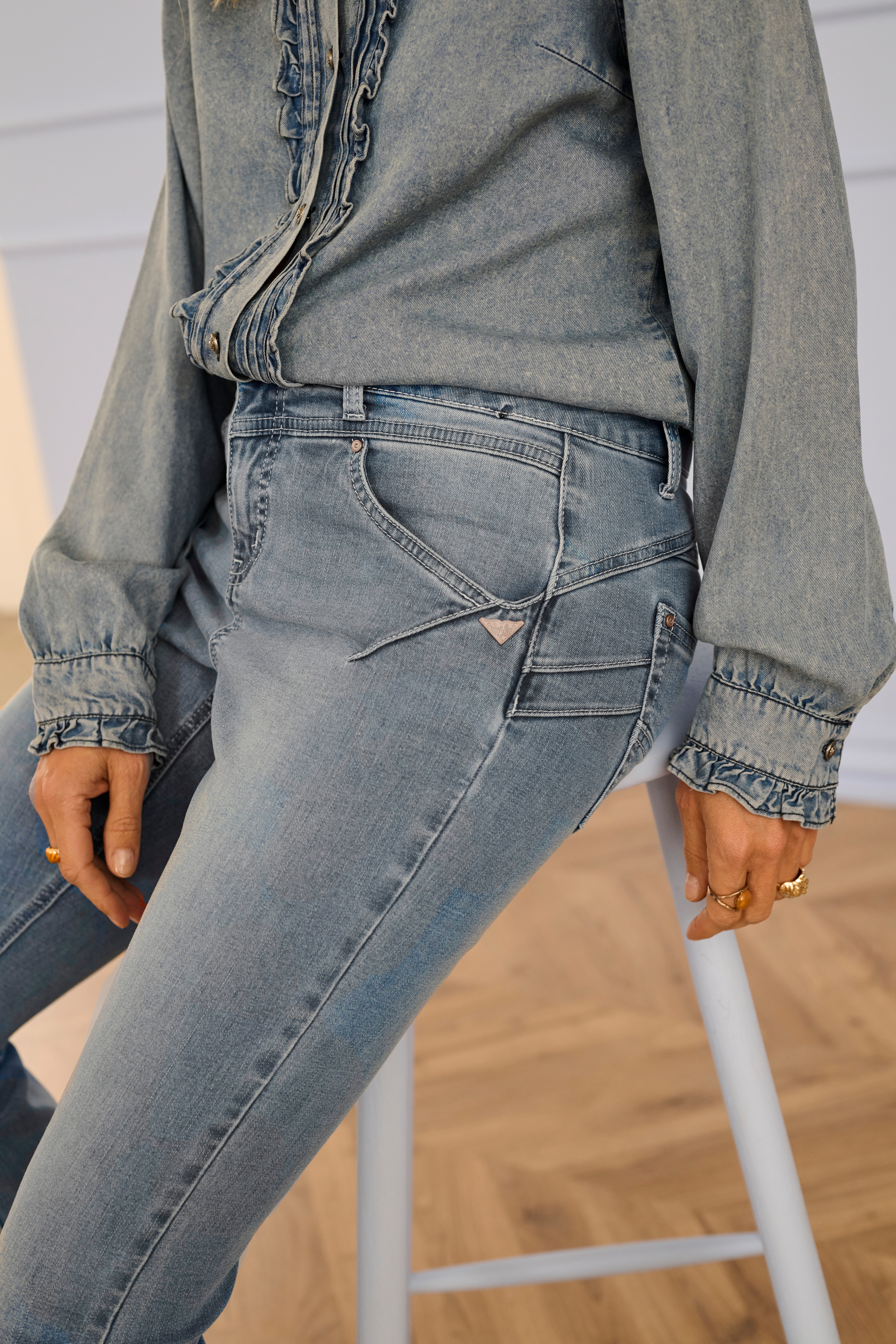 CREllie Hemd LOCATION NONE 10614599-108865