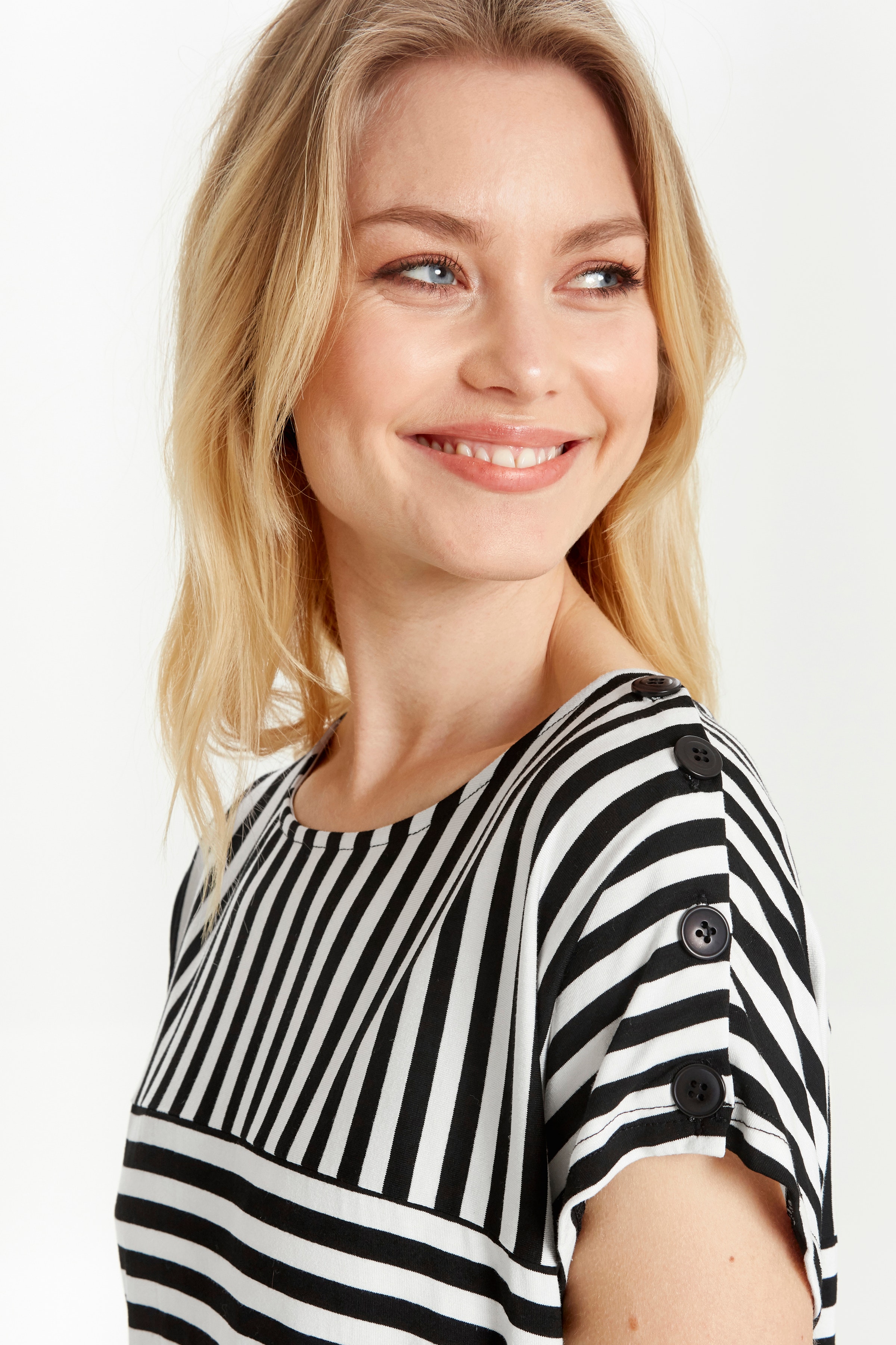 Kortärmad blus
 LOOKBOOK DETAIL 20805794-80032