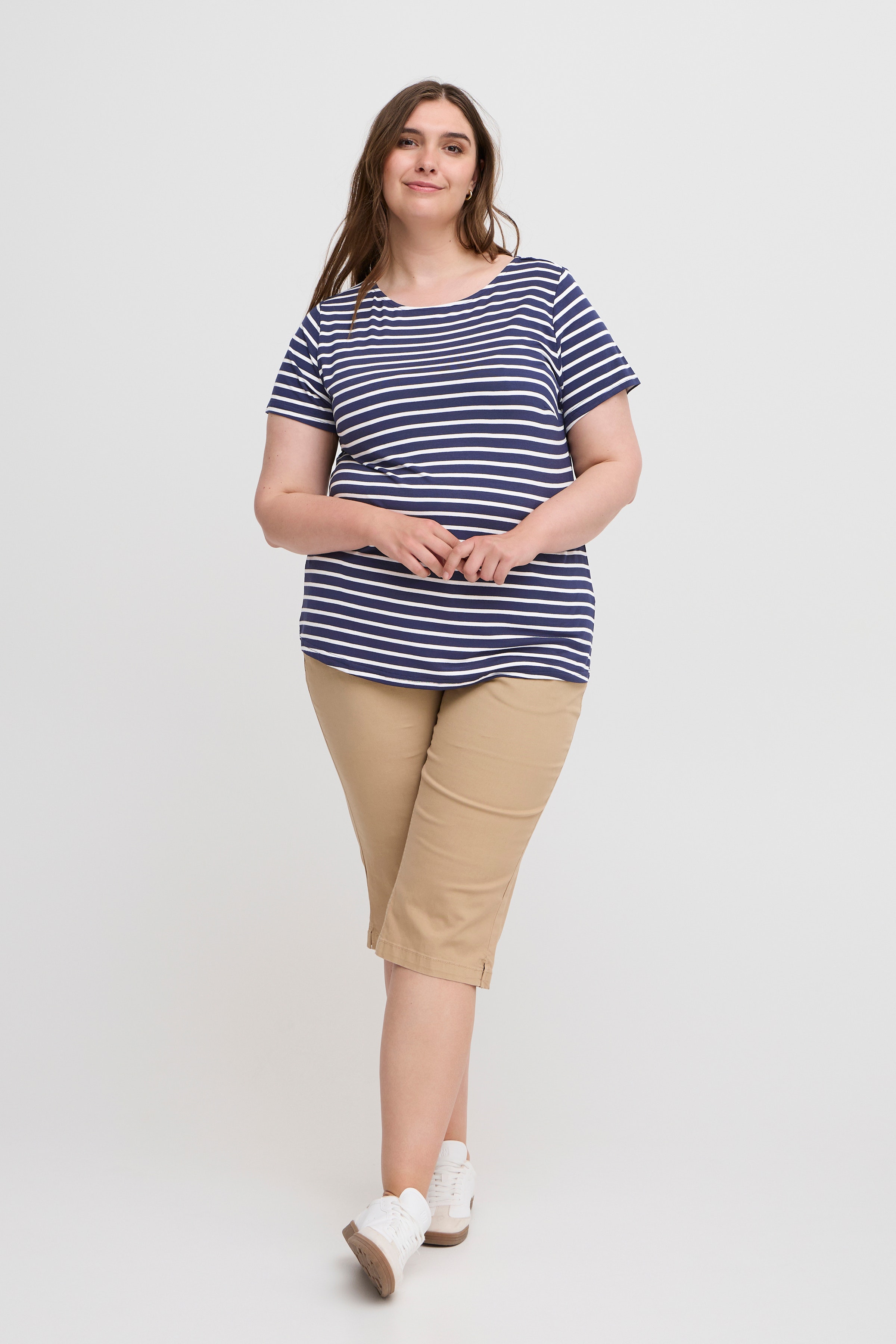 SWIVY T-shirt LOOKBOOK FRONT 20614049-200119