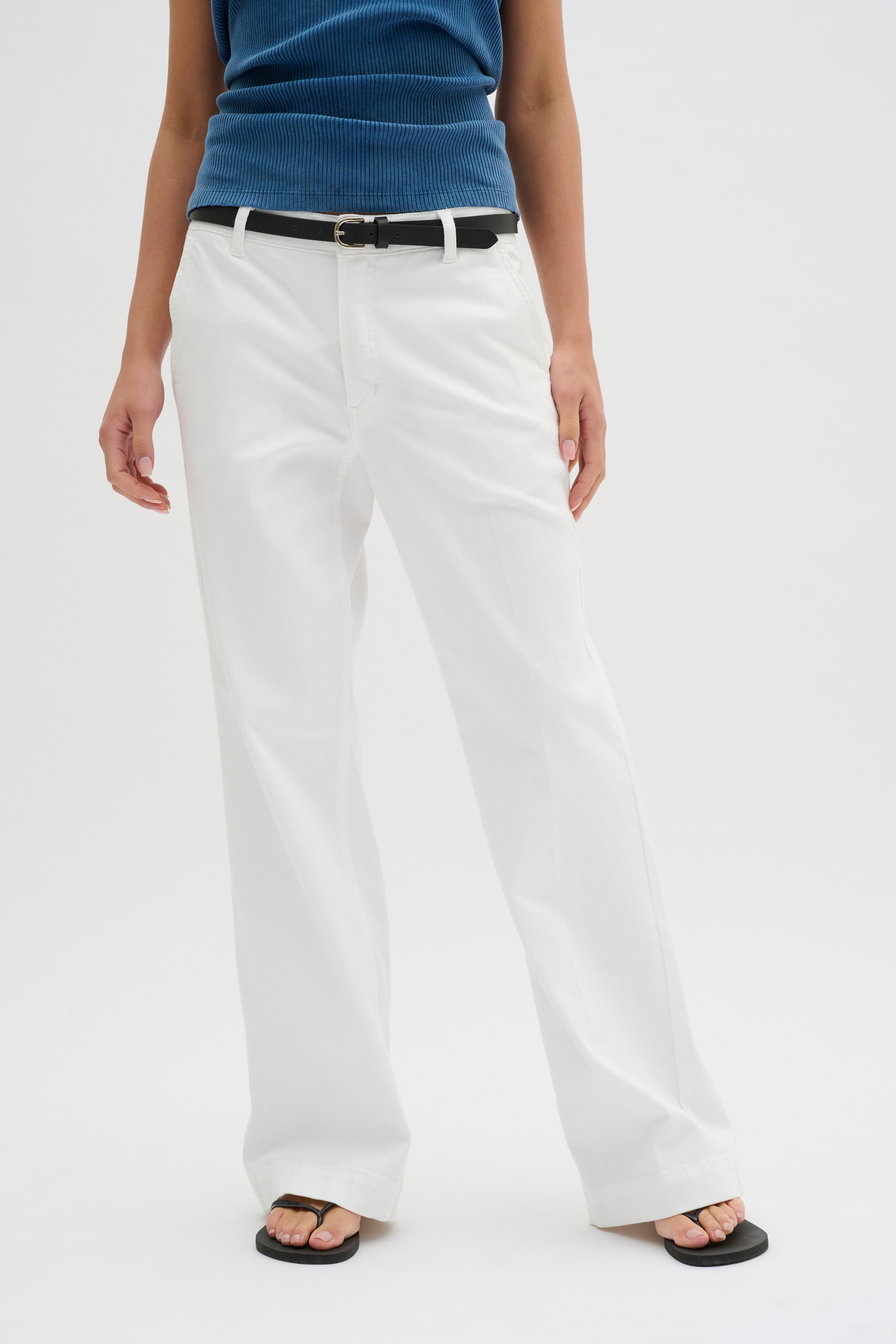 LaraMW Trousers LOOKBOOK FRONT 10704230-110602