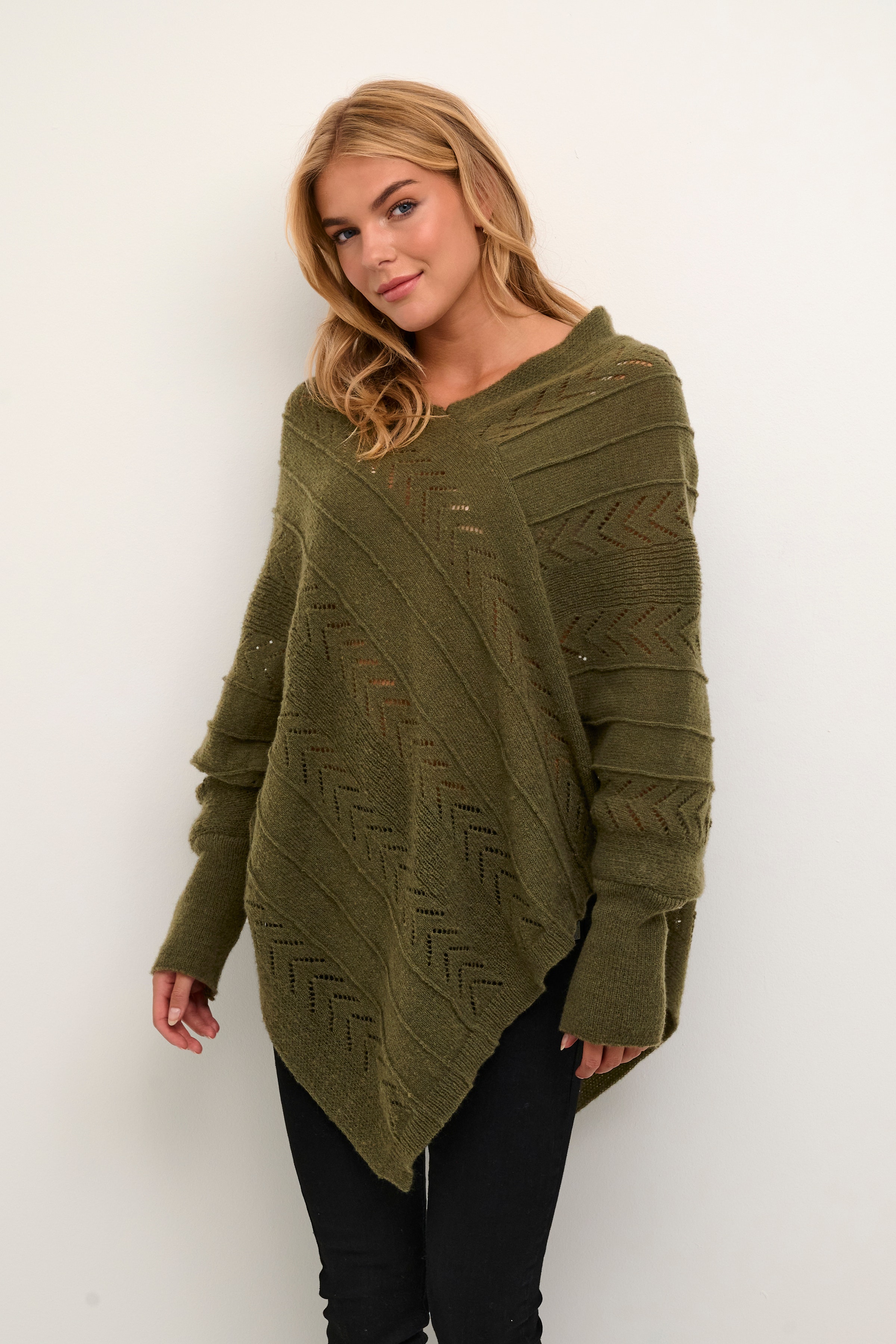 CRHoliday Poncho LOOKBOOK FRONT 10610828-190413