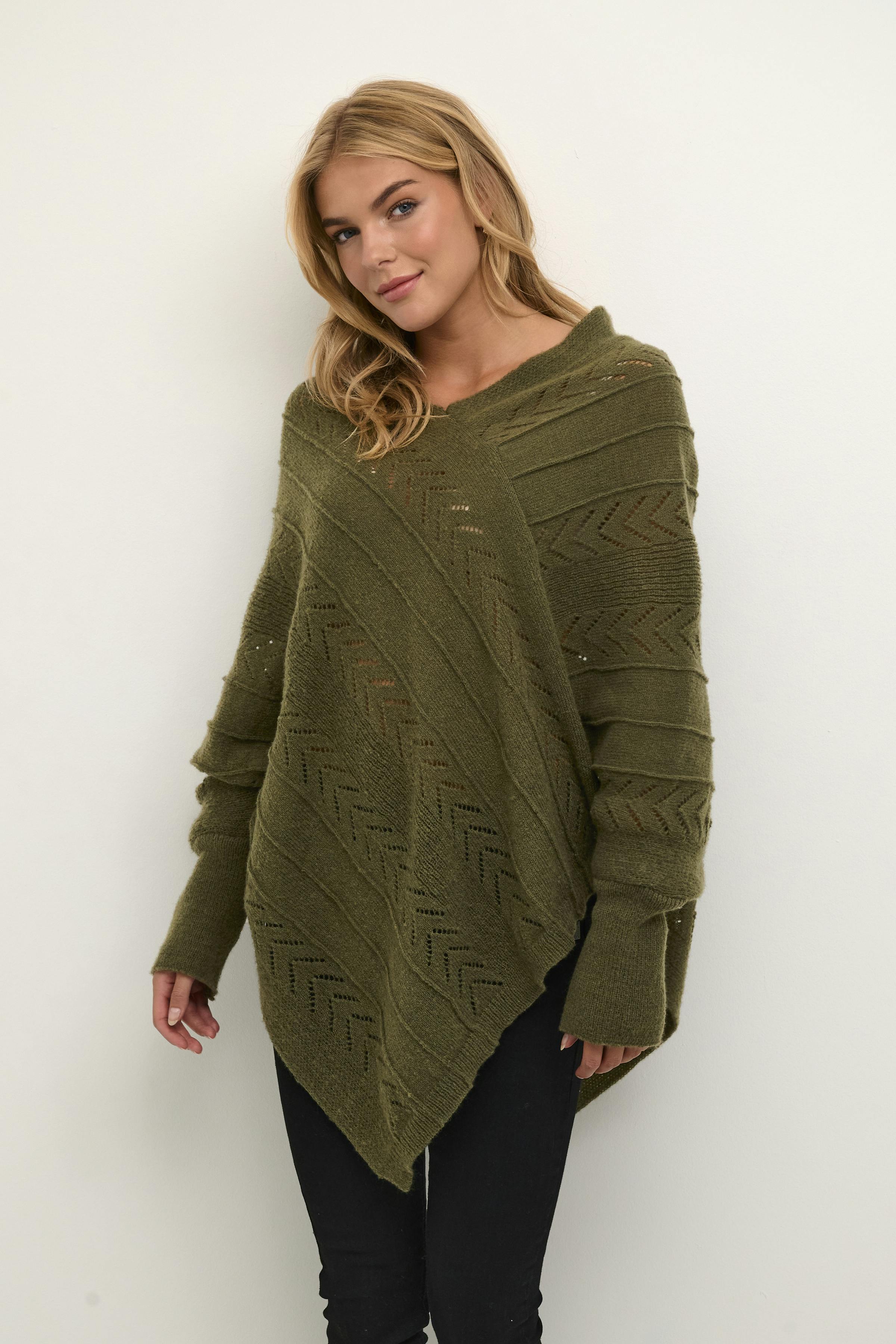 CRHoliday Poncho LOOKBOOK FRONT 10610828-190413