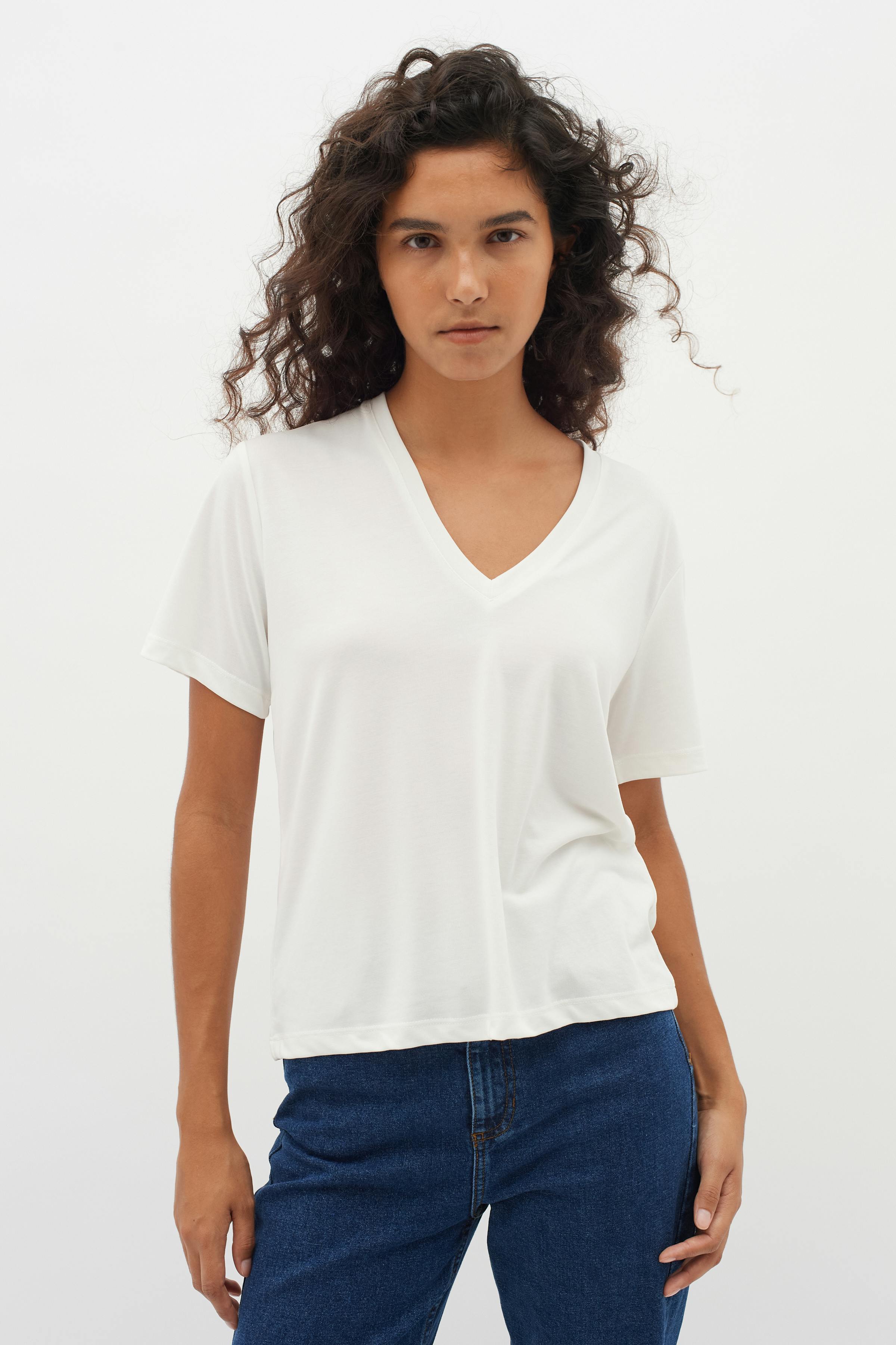 LilianaIW Base V-Neck T-shirt LOOKBOOK FRONT 30109353-110701