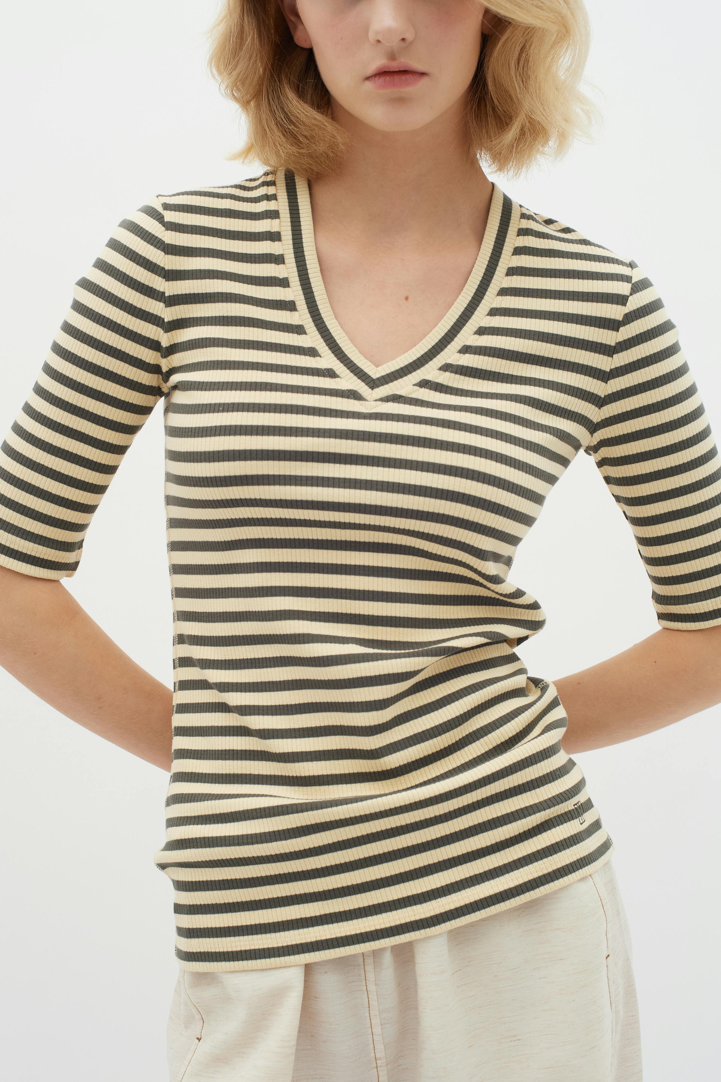 DagnaIW Striped V T-shirt LOOKBOOK DETAIL 30107270-303054