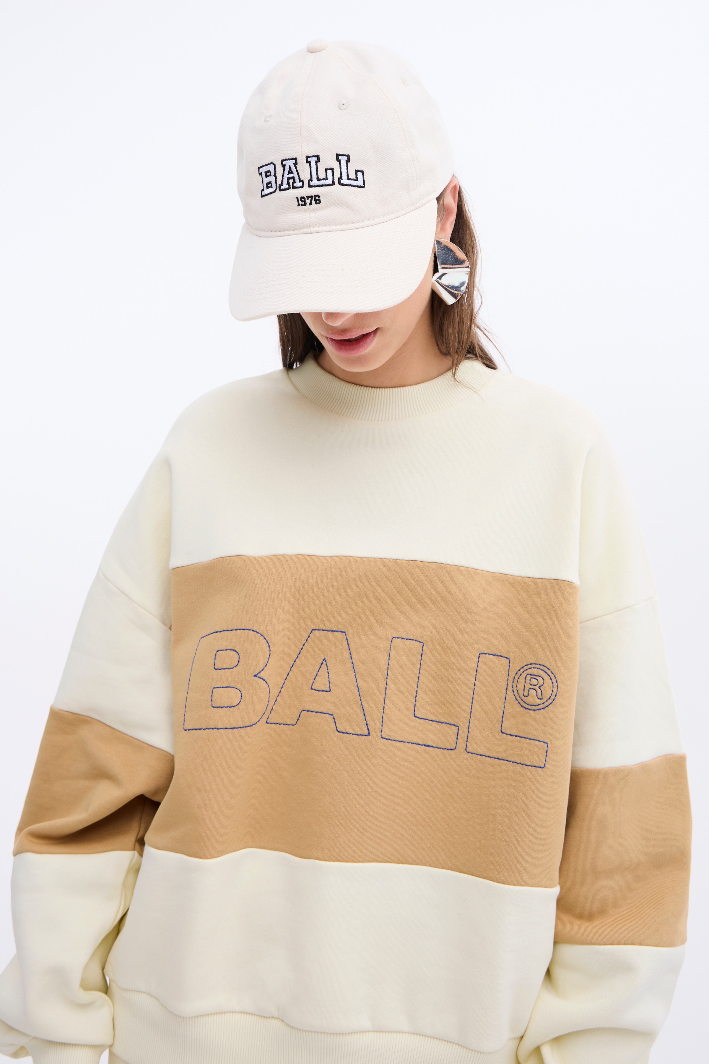 BALL SUMMER CHAIN CREW NECK LOOKBOOK DETAIL 50405205-B1010