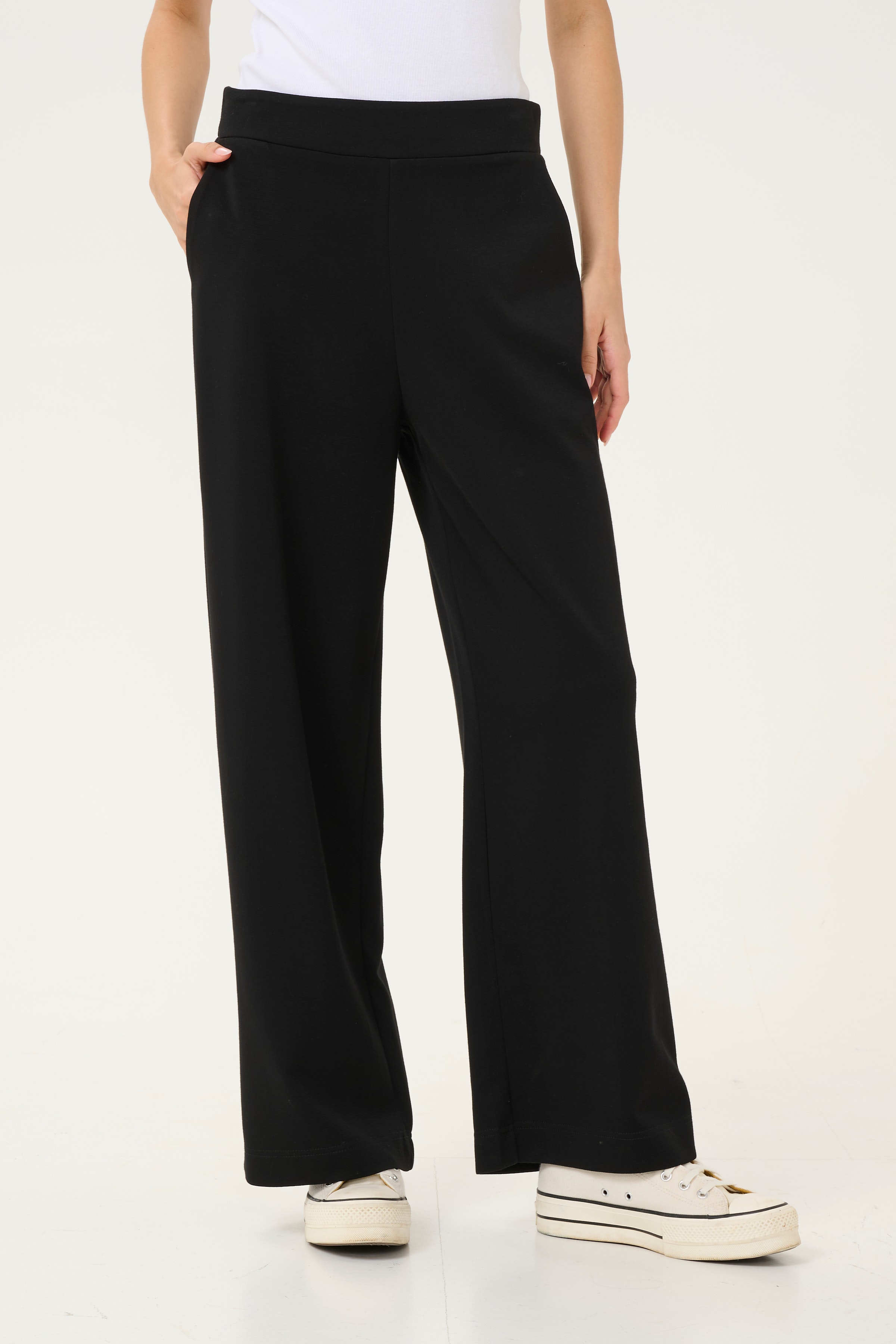 BPadona Trousers LOOKBOOK FRONT 10590858-100121B